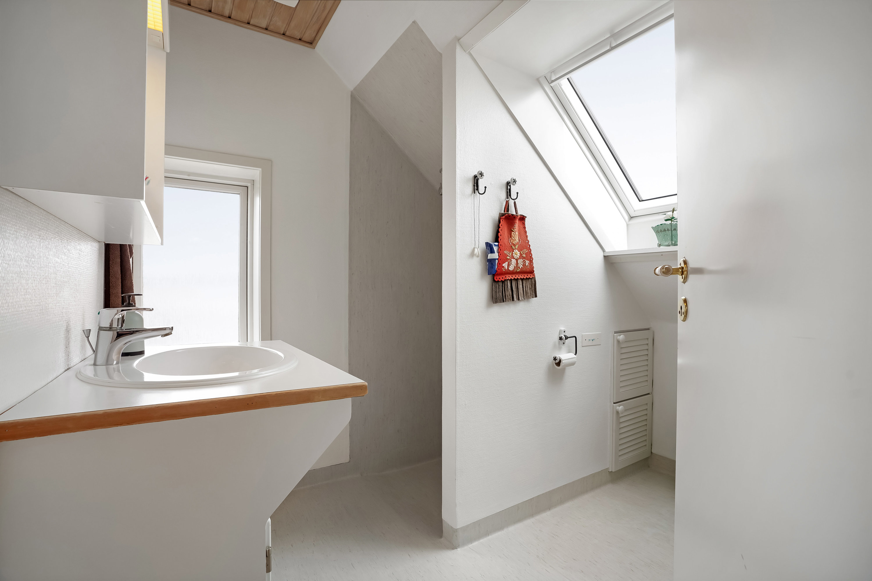 Fremhævet badeværelse billede i fuldskærmstilstand. Billede af Myntevænget 26, 5500 Middelfart