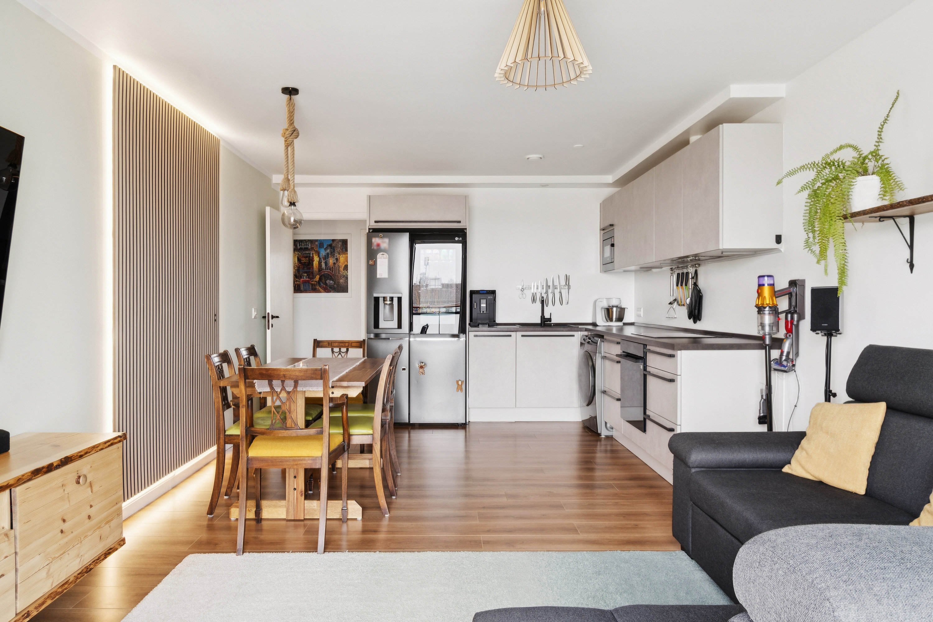 Fremhævet stue billede i fuldskærmstilstand. Billede af Brøndbyvestervej 68A, 2. 1., 2605 Brøndby