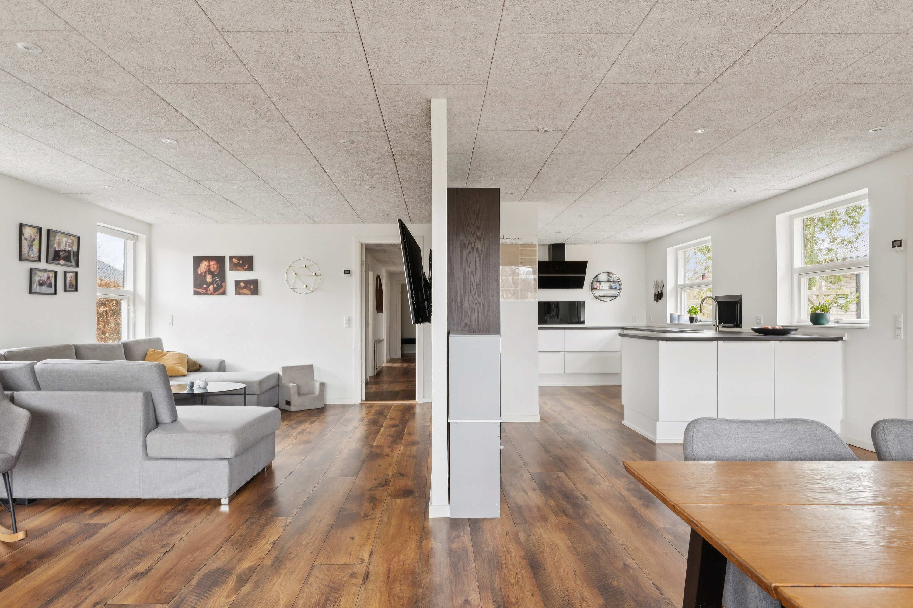 Fremhævet stue billede i fuldskærmstilstand. Billede af Dalsgaardsvej 17, 8620 Kjellerup