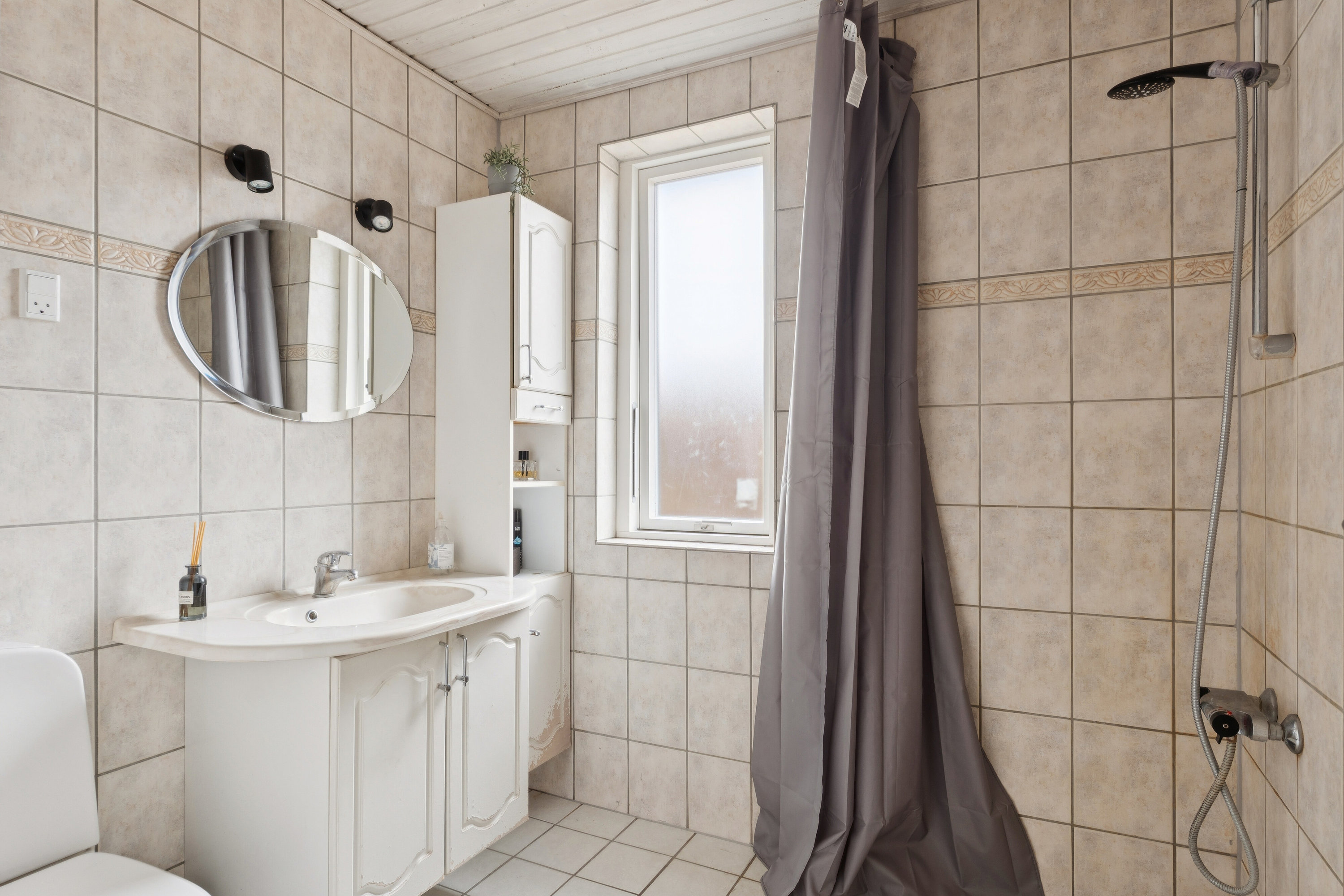 Fremhævet badeværelse billede i fuldskærmstilstand. Billede af Dalsgaardsvej 17, 8620 Kjellerup