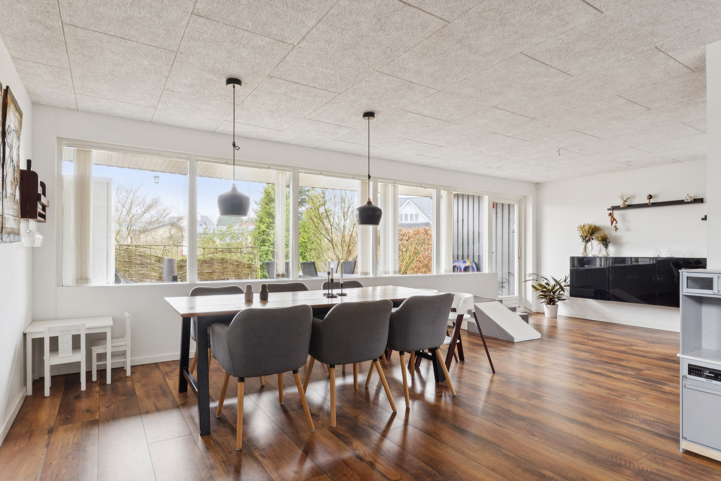 Fremhævet spisestue billede i fuldskærmstilstand. Billede af Dalsgaardsvej 17, 8620 Kjellerup