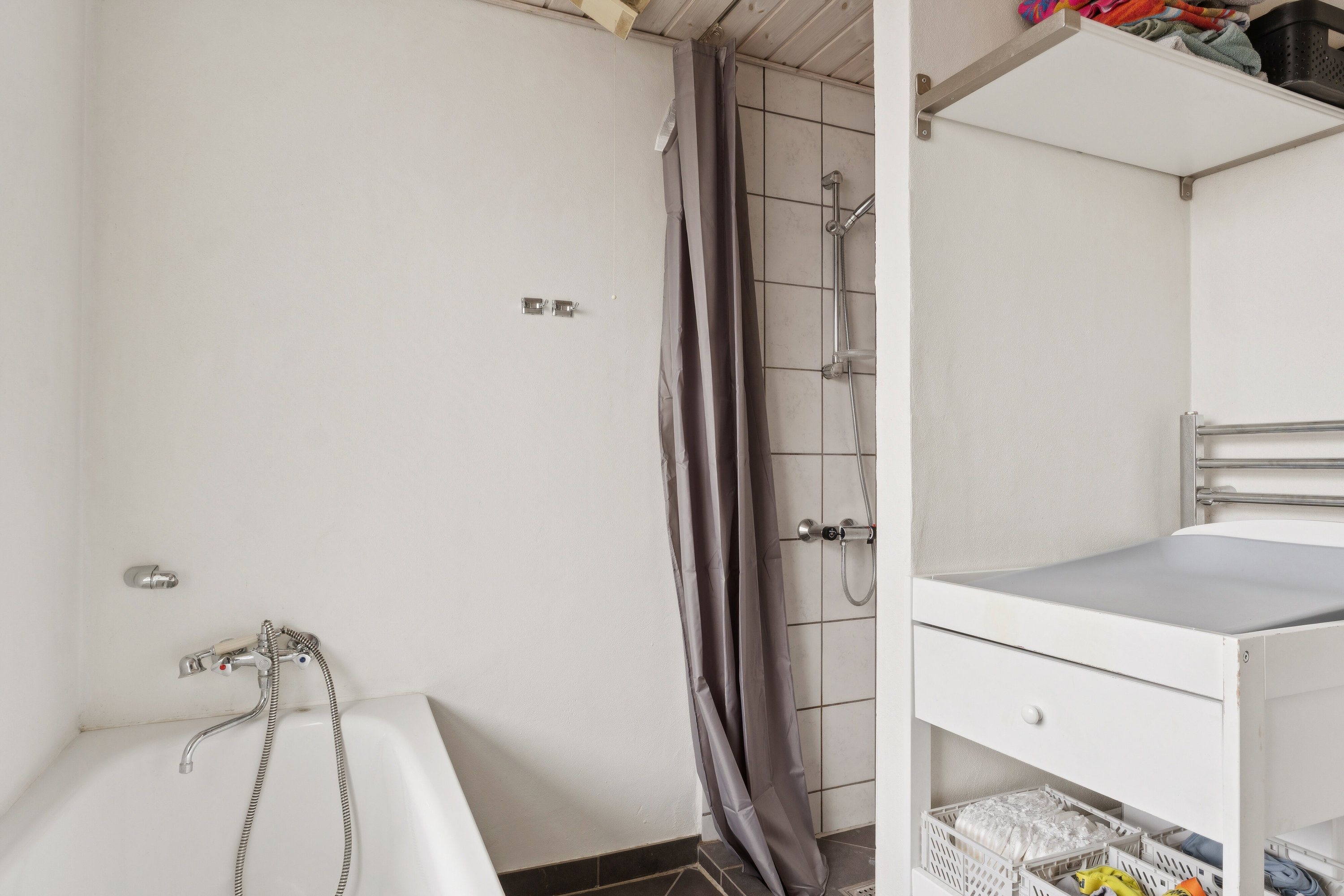 Fremhævet badeværelse billede i fuldskærmstilstand. Billede af Dalsgaardsvej 17, 8620 Kjellerup