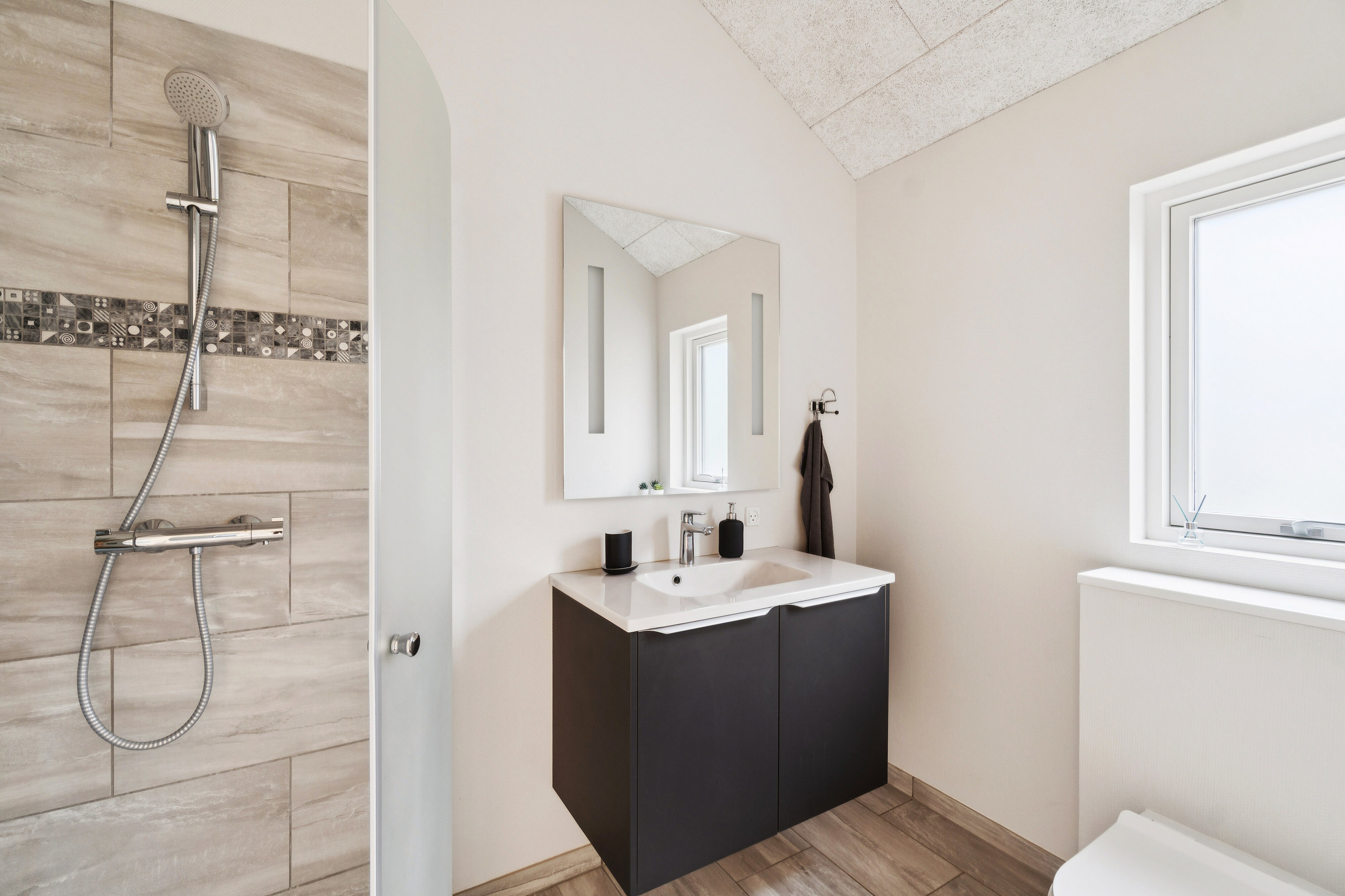 Fremhævet badeværelse billede i fuldskærmstilstand. Billede af Østervej 27, Tversted, 9881 Bindslev