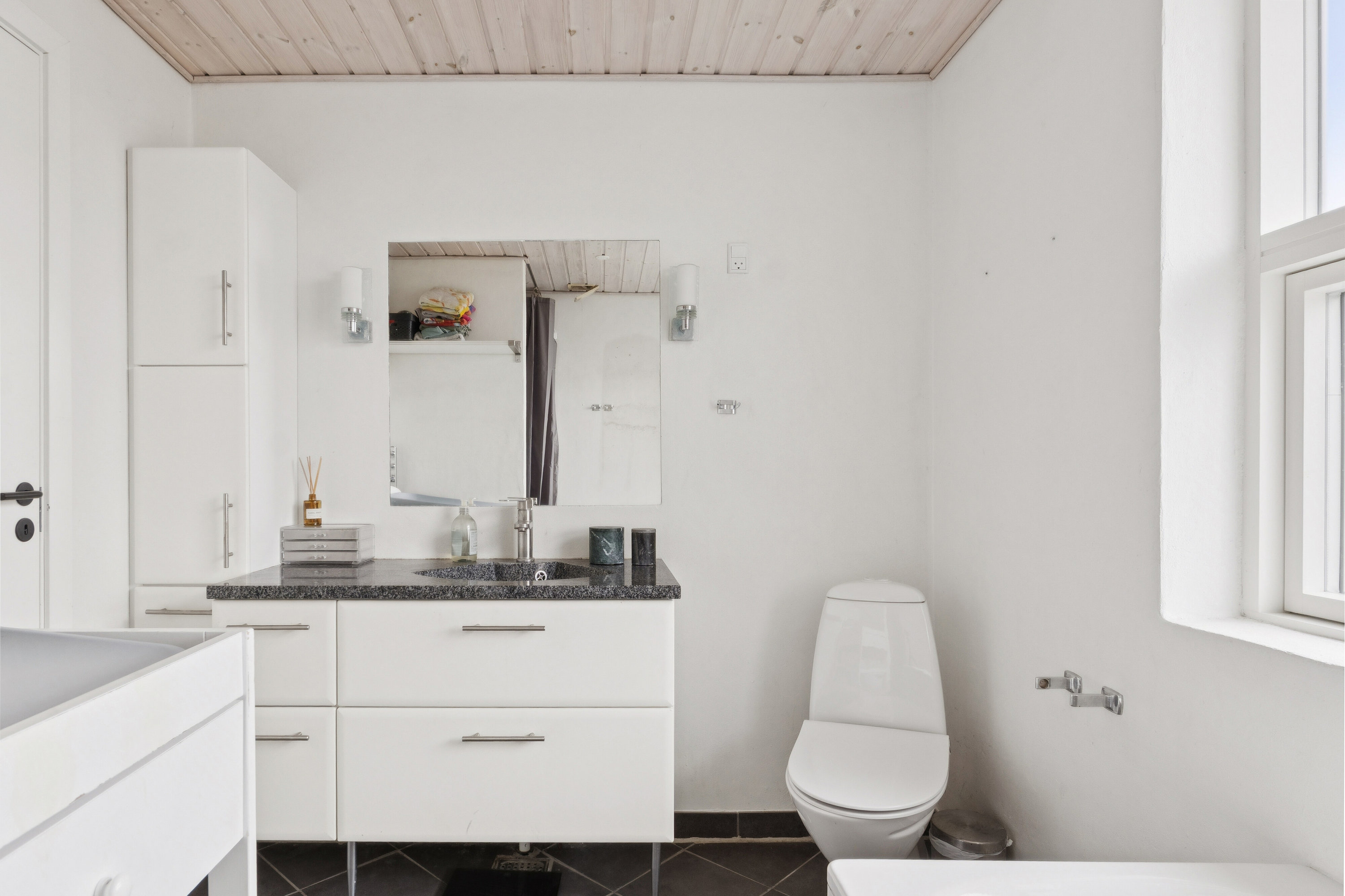 Fremhævet badeværelse billede i fuldskærmstilstand. Billede af Dalsgaardsvej 17, 8620 Kjellerup