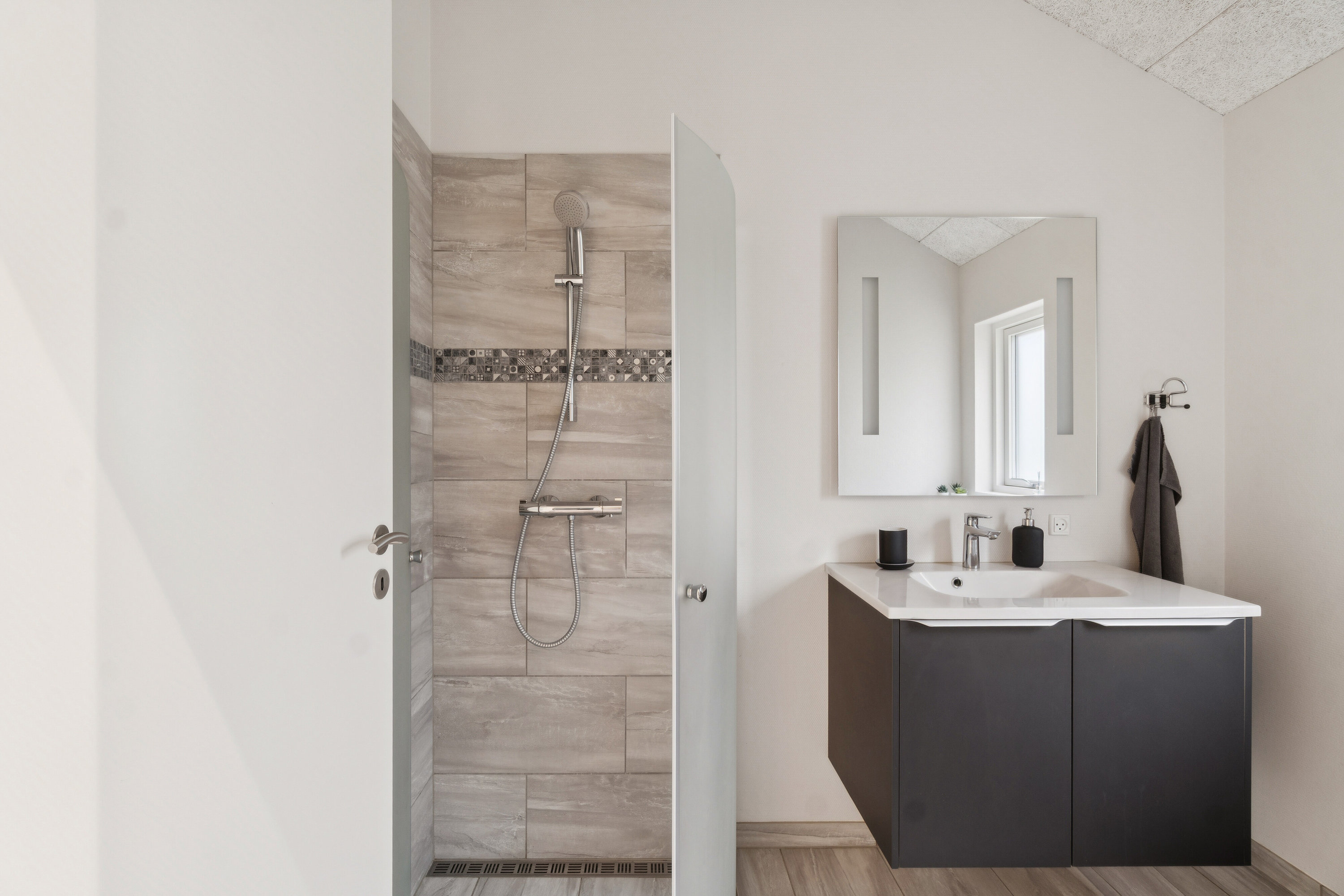 Fremhævet badeværelse billede i fuldskærmstilstand. Billede af Østervej 27, Tversted, 9881 Bindslev