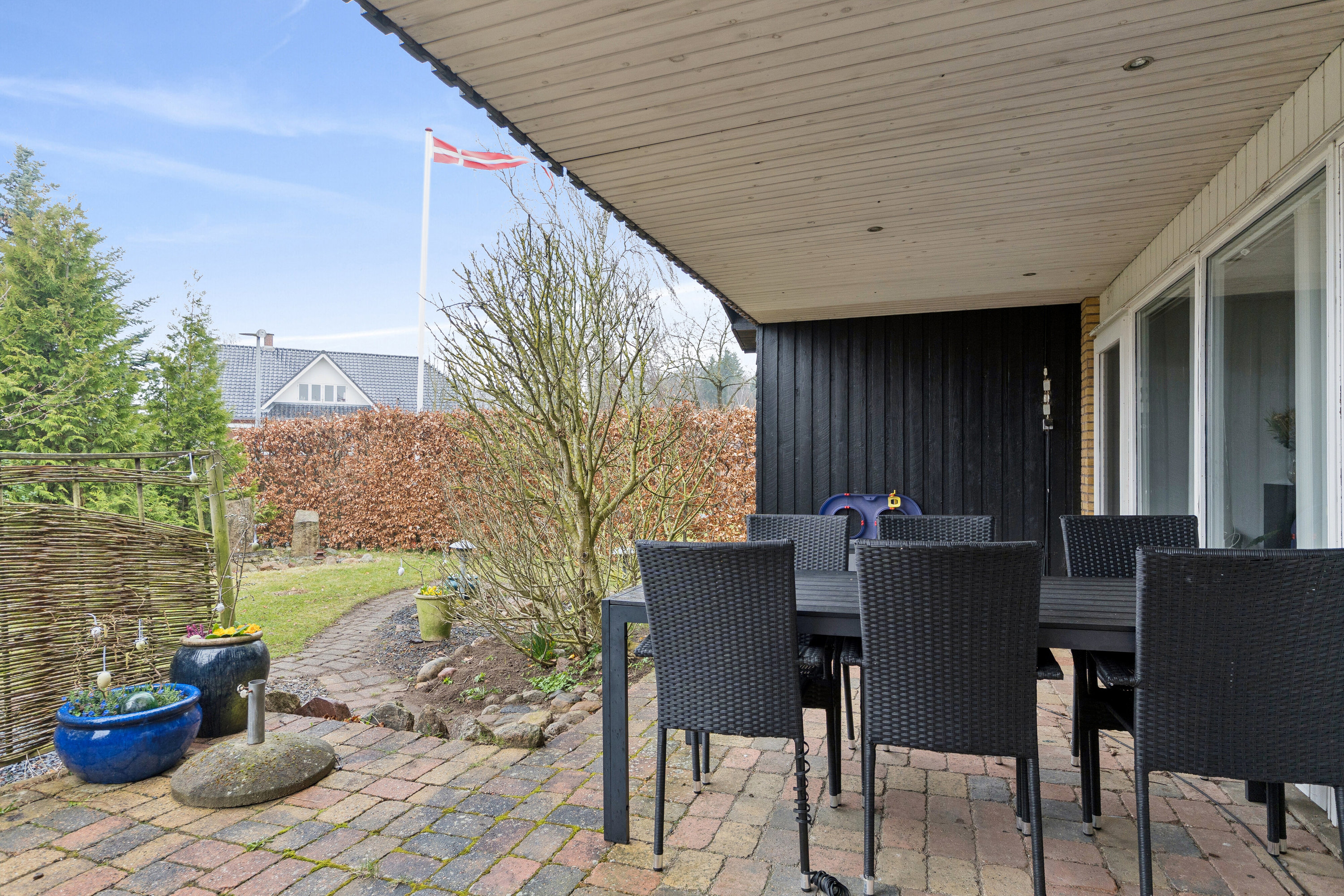 Fremhævet overdækket terrasse billede i fuldskærmstilstand. Billede af Dalsgaardsvej 17, 8620 Kjellerup