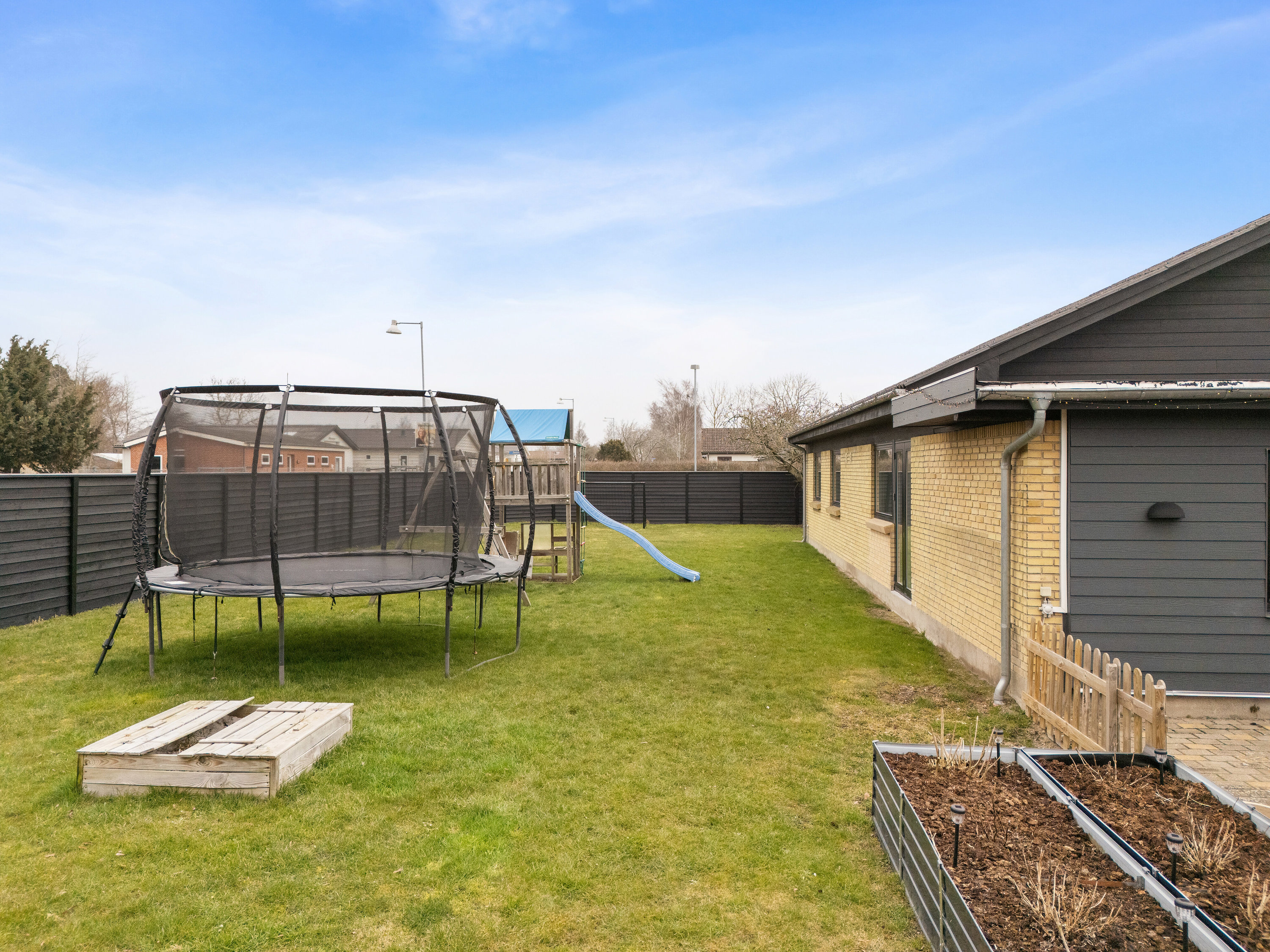 Fremhævet terrasse billede i fuldskærmstilstand. Billede af Snebærvej 2, 4540 Fårevejle