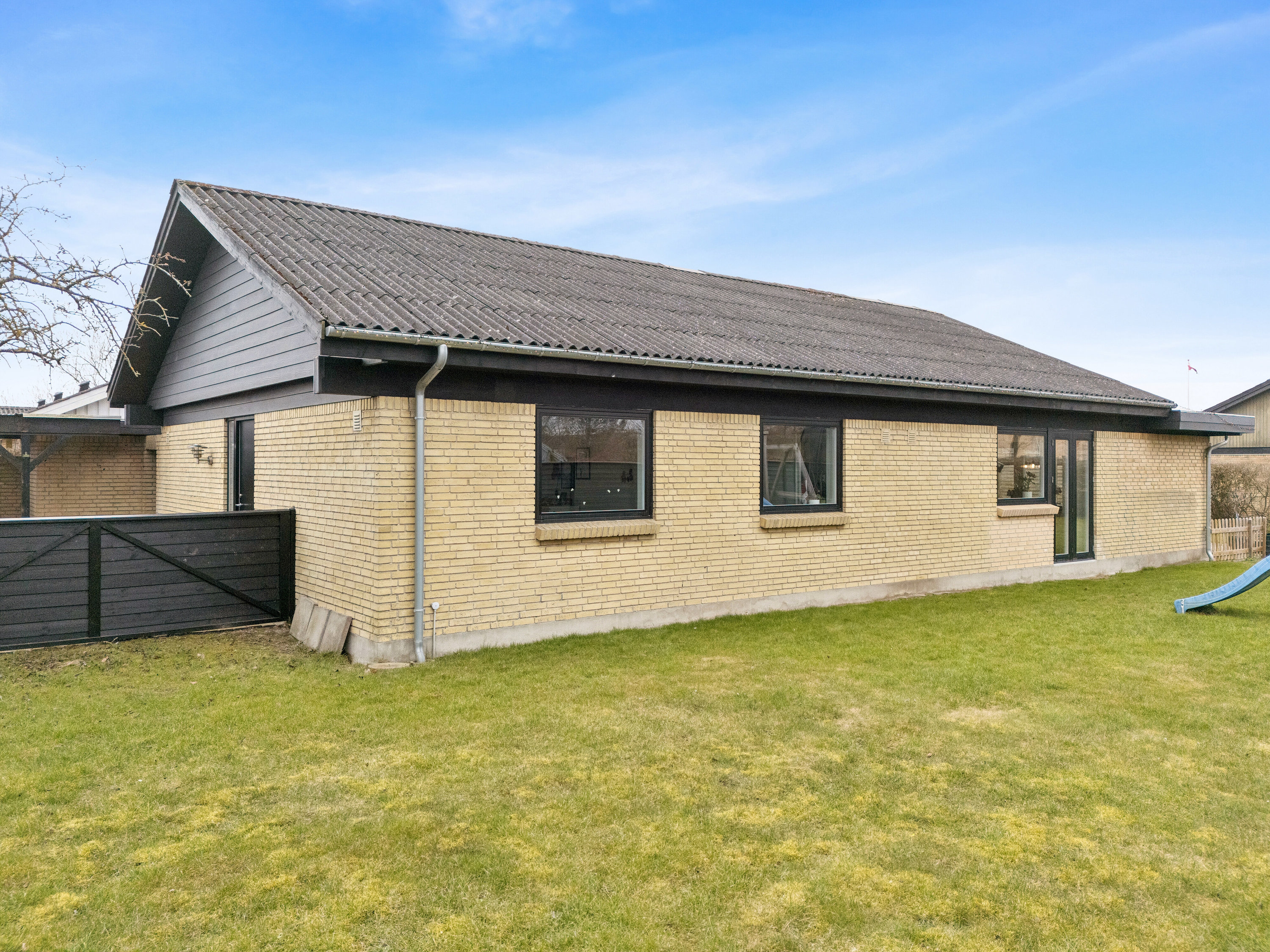 Fremhævet set fra haven billede i fuldskærmstilstand. Billede af Snebærvej 2, 4540 Fårevejle