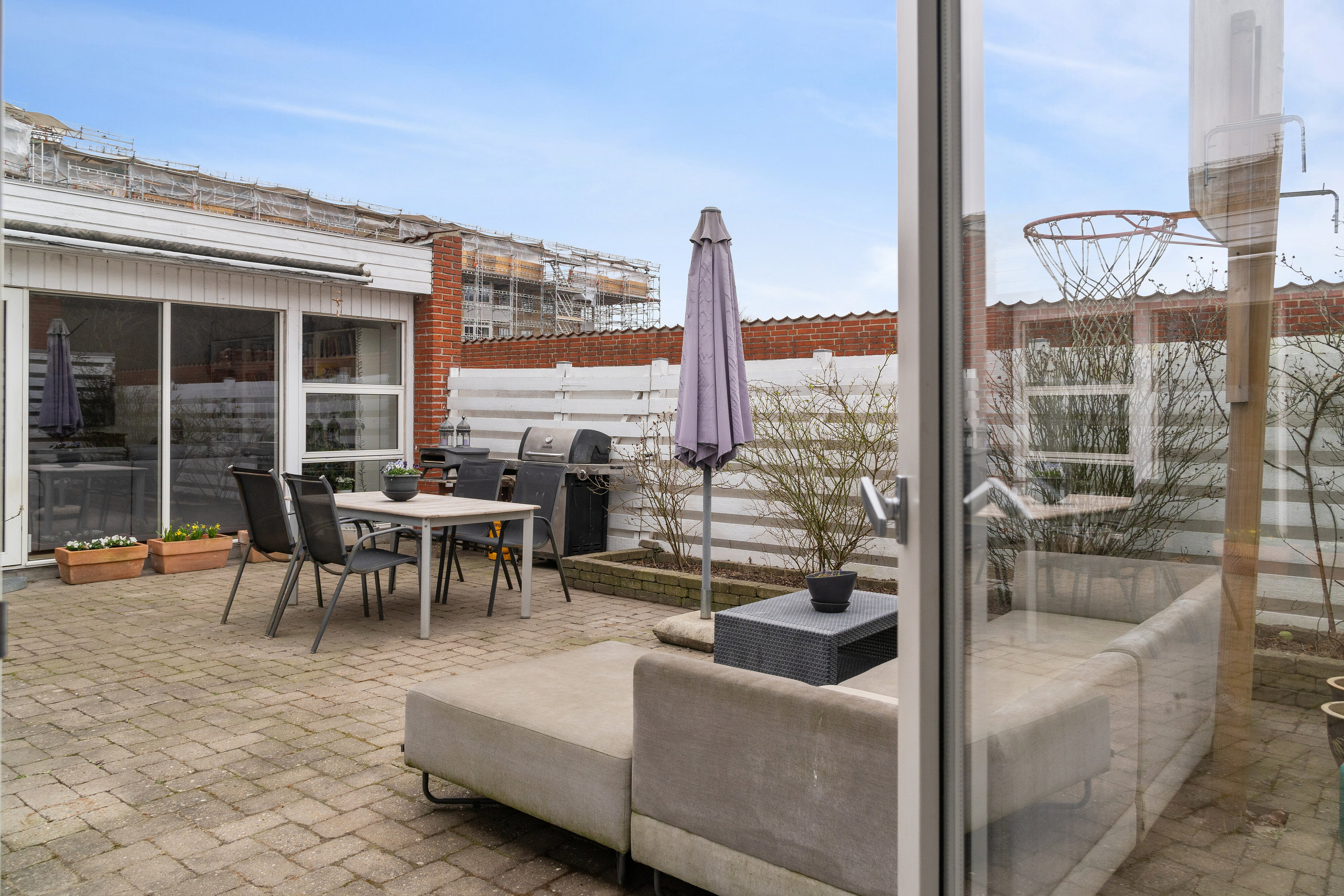 Fremhævet terrasse billede i fuldskærmstilstand. Billede af Nøddehegnet 5, 8220 Brabrand