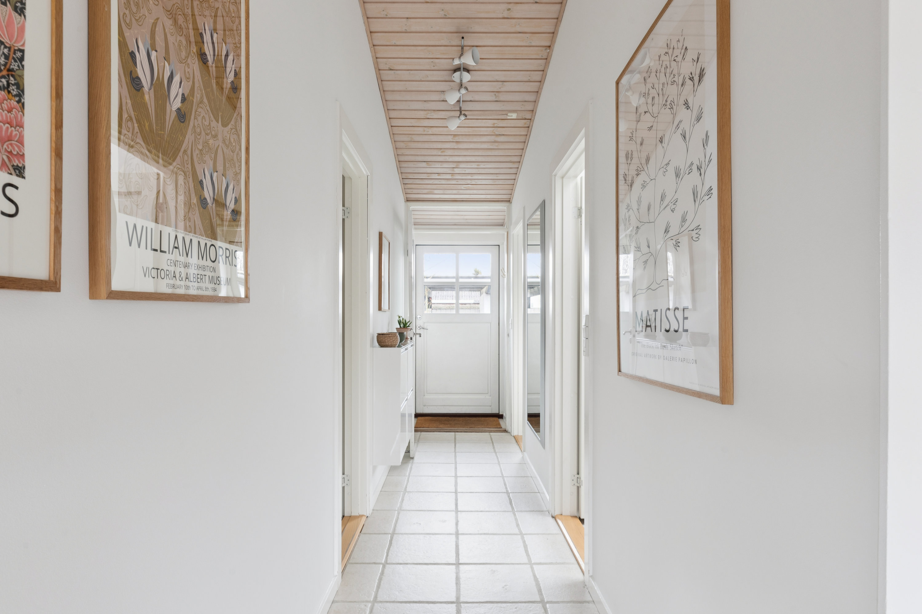 Fremhævet gang billede i fuldskærmstilstand. Billede af Sankt Mikkels Alle 3, 2630 Taastrup