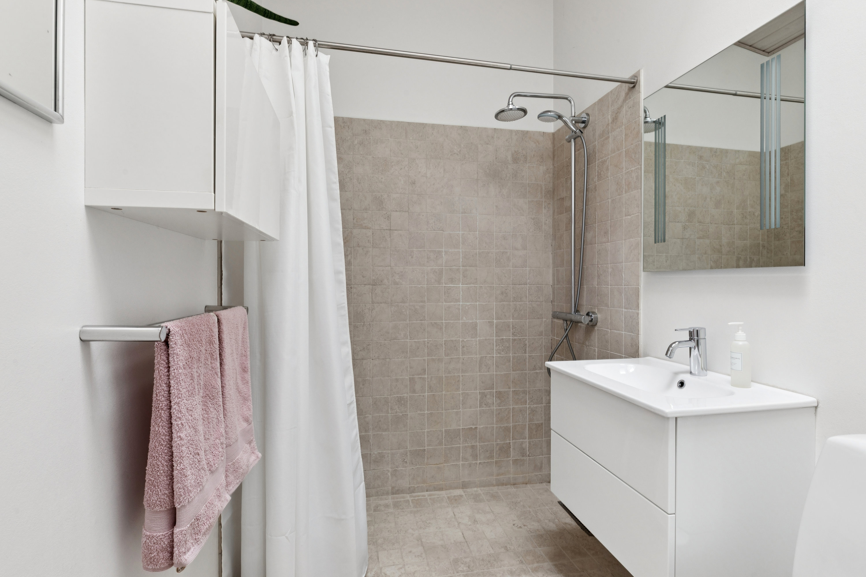 Fremhævet badeværelse billede i fuldskærmstilstand. Billede af Sankt Mikkels Alle 3, 2630 Taastrup