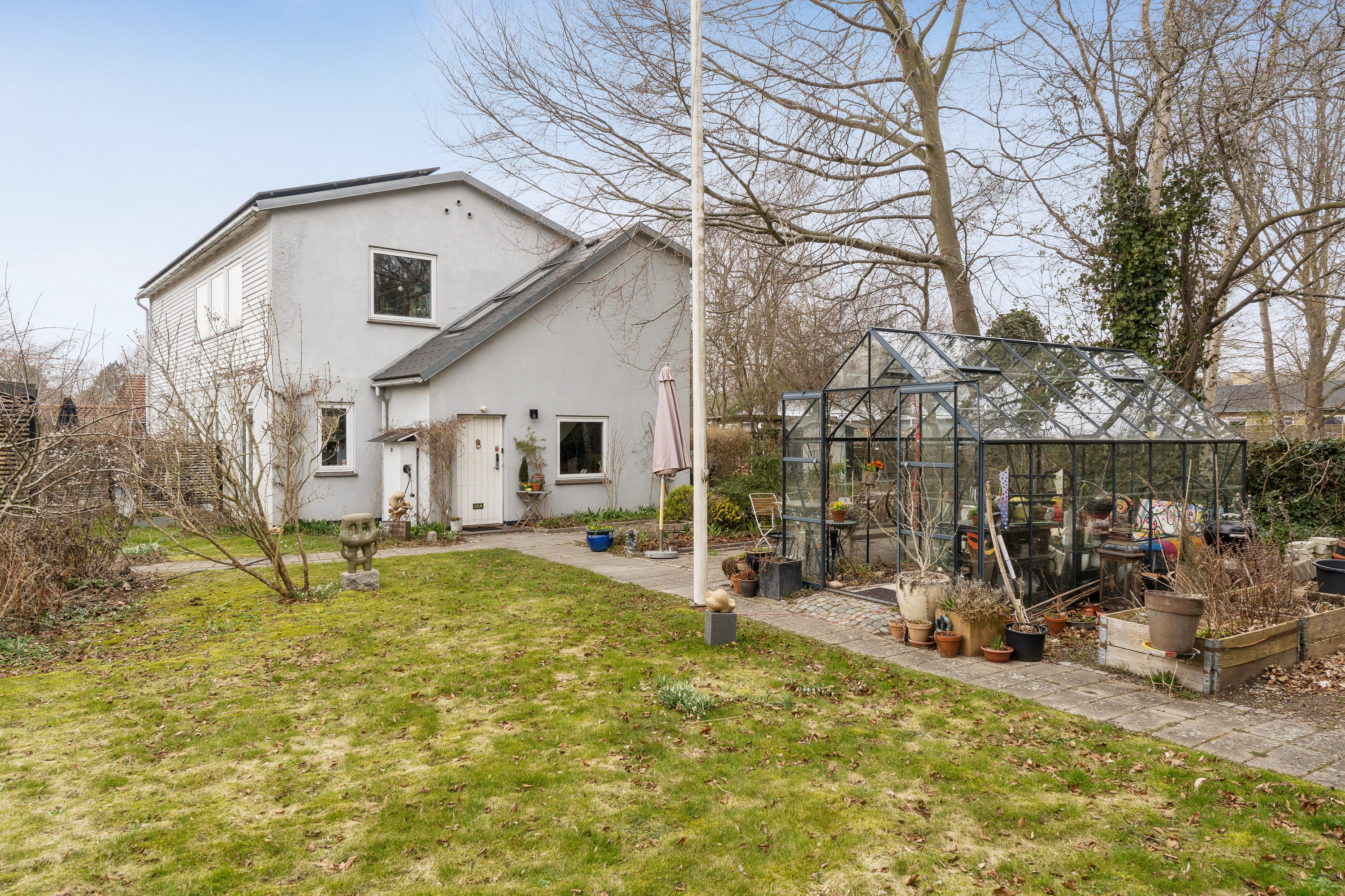 Fremhævet set fra haven billede i fuldskærmstilstand. Billede af Blomsterkrogen 21, 2620 Albertslund