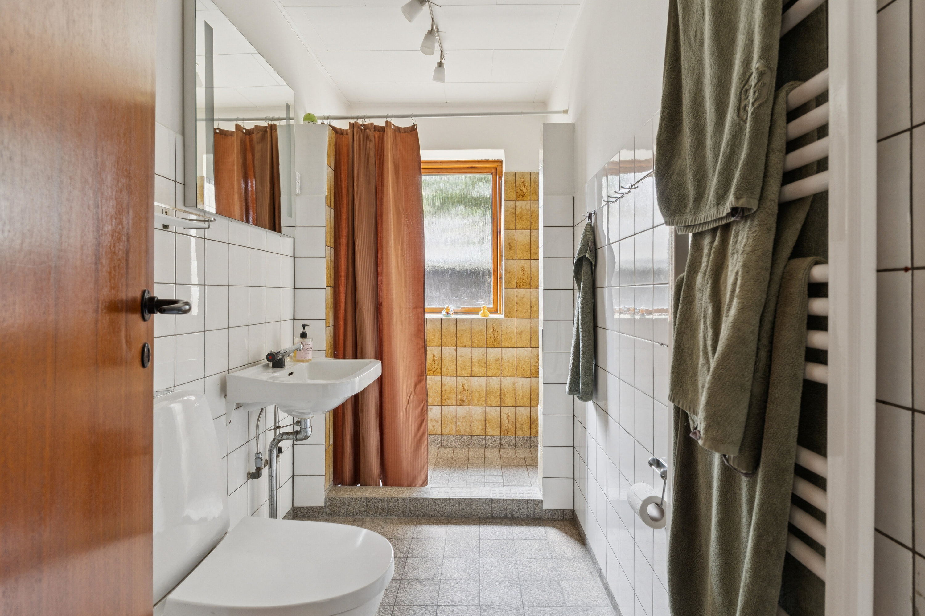 Fremhævet badeværelse billede i fuldskærmstilstand. Billede af Teglværksvej 25 A og B, Revninge, 5300 Kerteminde