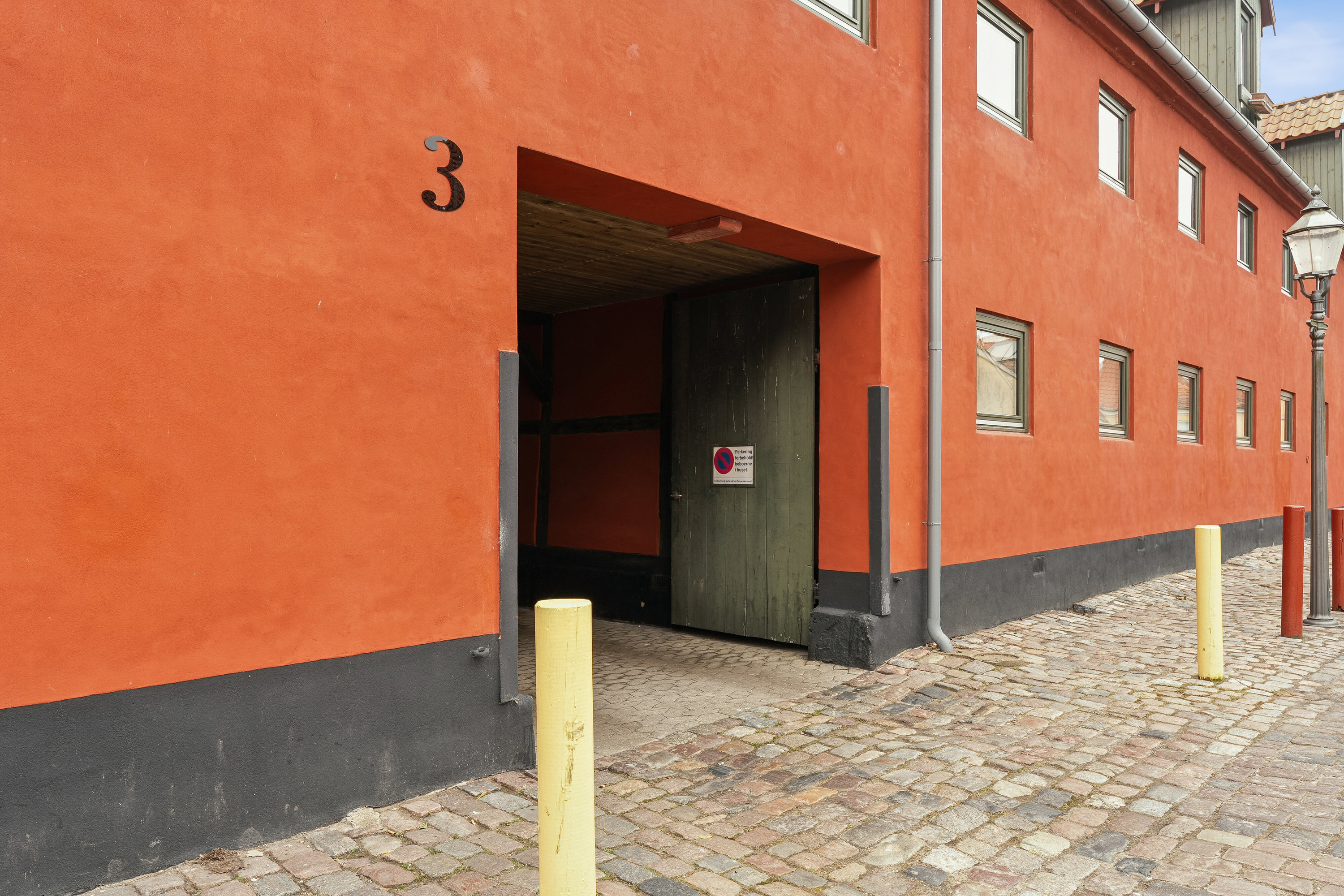 Fremhævet facade billede i fuldskærmstilstand. Billede af Torvestræde 3, st.. 1., 4720 Præstø