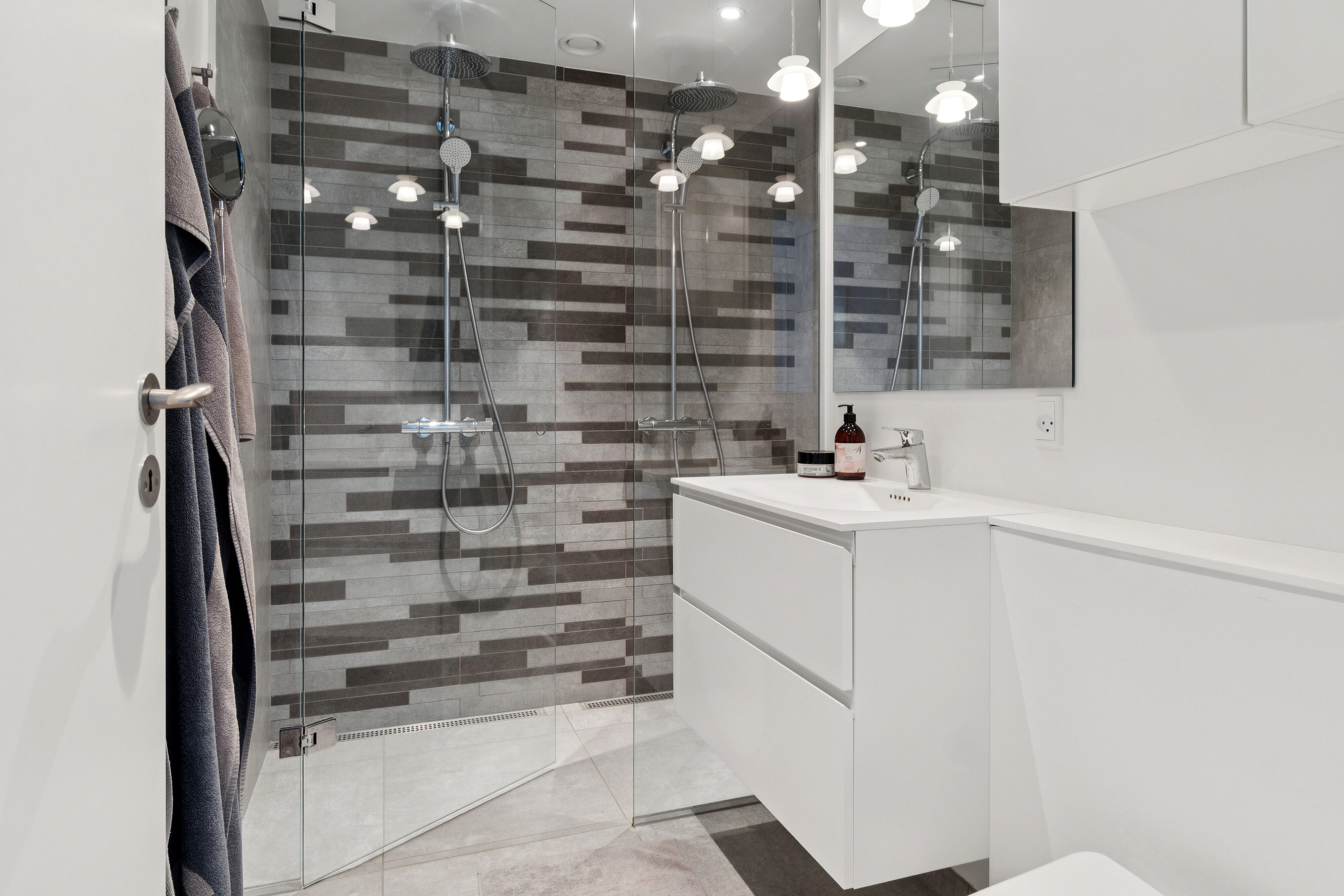 Fremhævet badeværelse billede i fuldskærmstilstand. Billede af Dyrehavegårdsvej 46B, 2800 Kongens Lyngby