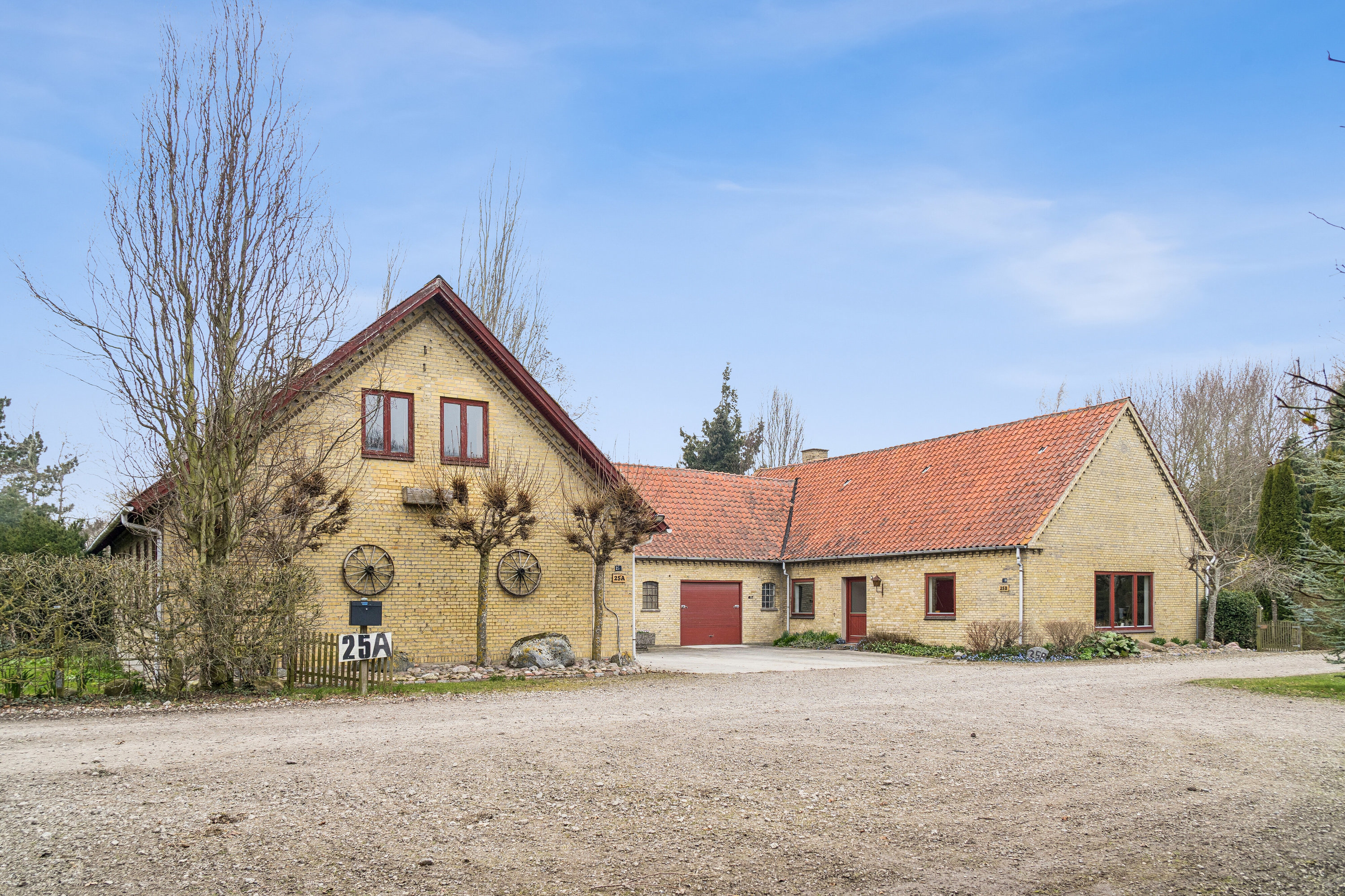 Fremhævet set fra vejen billede i fuldskærmstilstand. Billede af Teglværksvej 25 A og B, Revninge, 5300 Kerteminde