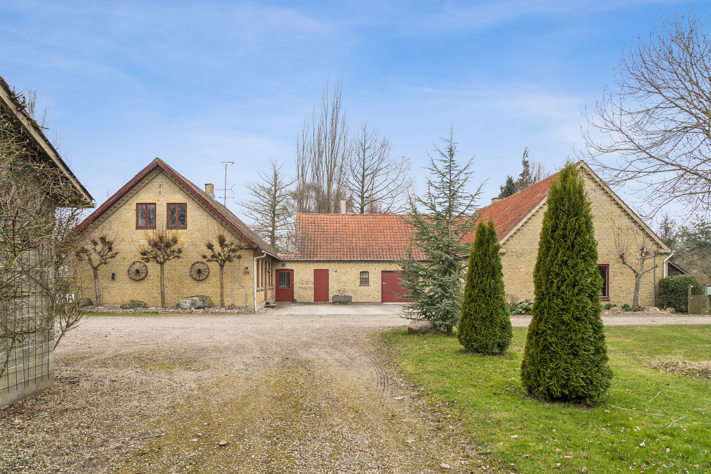 Fremhævet set fra vejen billede i fuldskærmstilstand. Billede af Teglværksvej 25 A og B, Revninge, 5300 Kerteminde