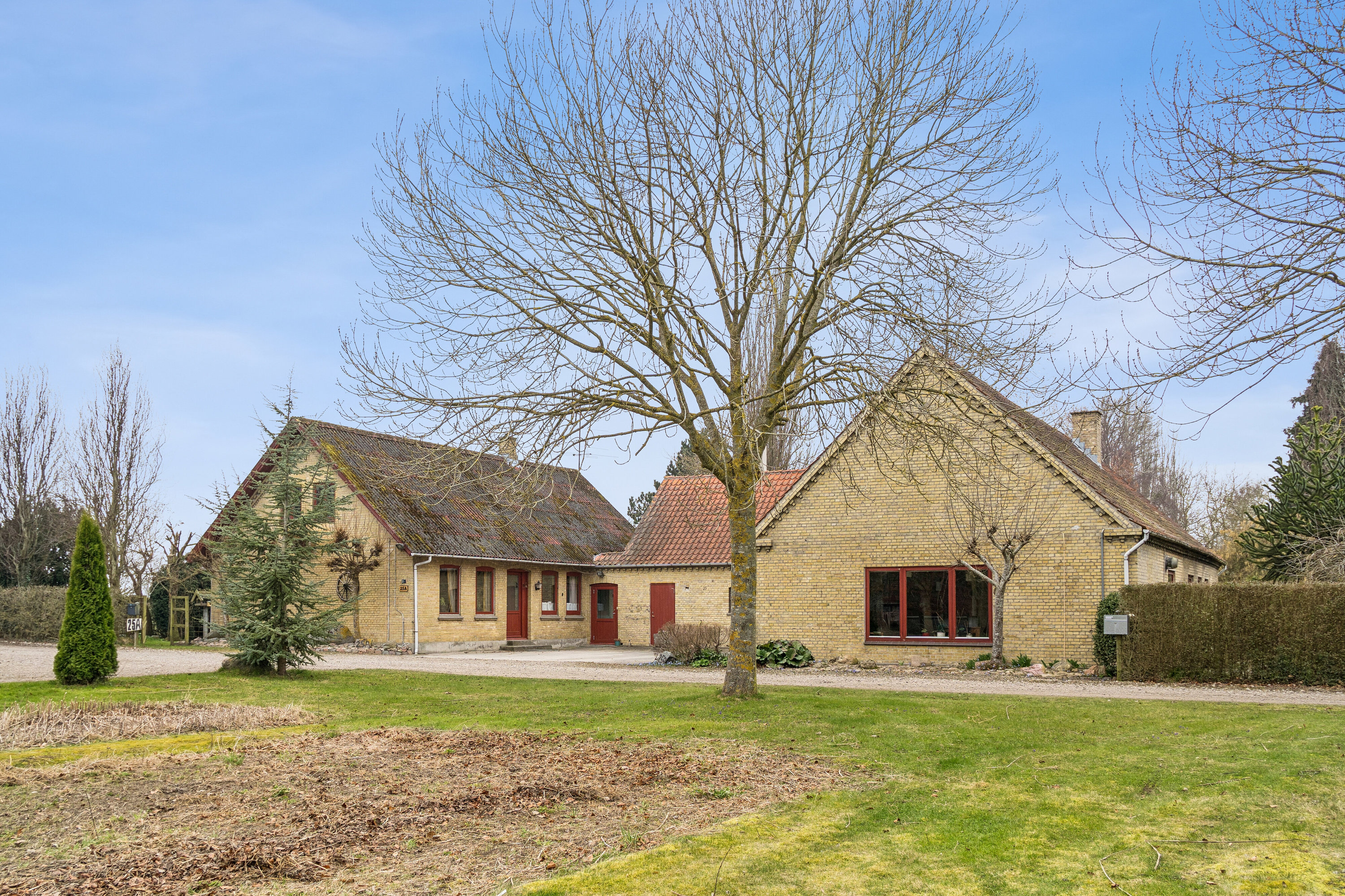 Fremhævet set fra haven billede i fuldskærmstilstand. Billede af Teglværksvej 25 A og B, Revninge, 5300 Kerteminde