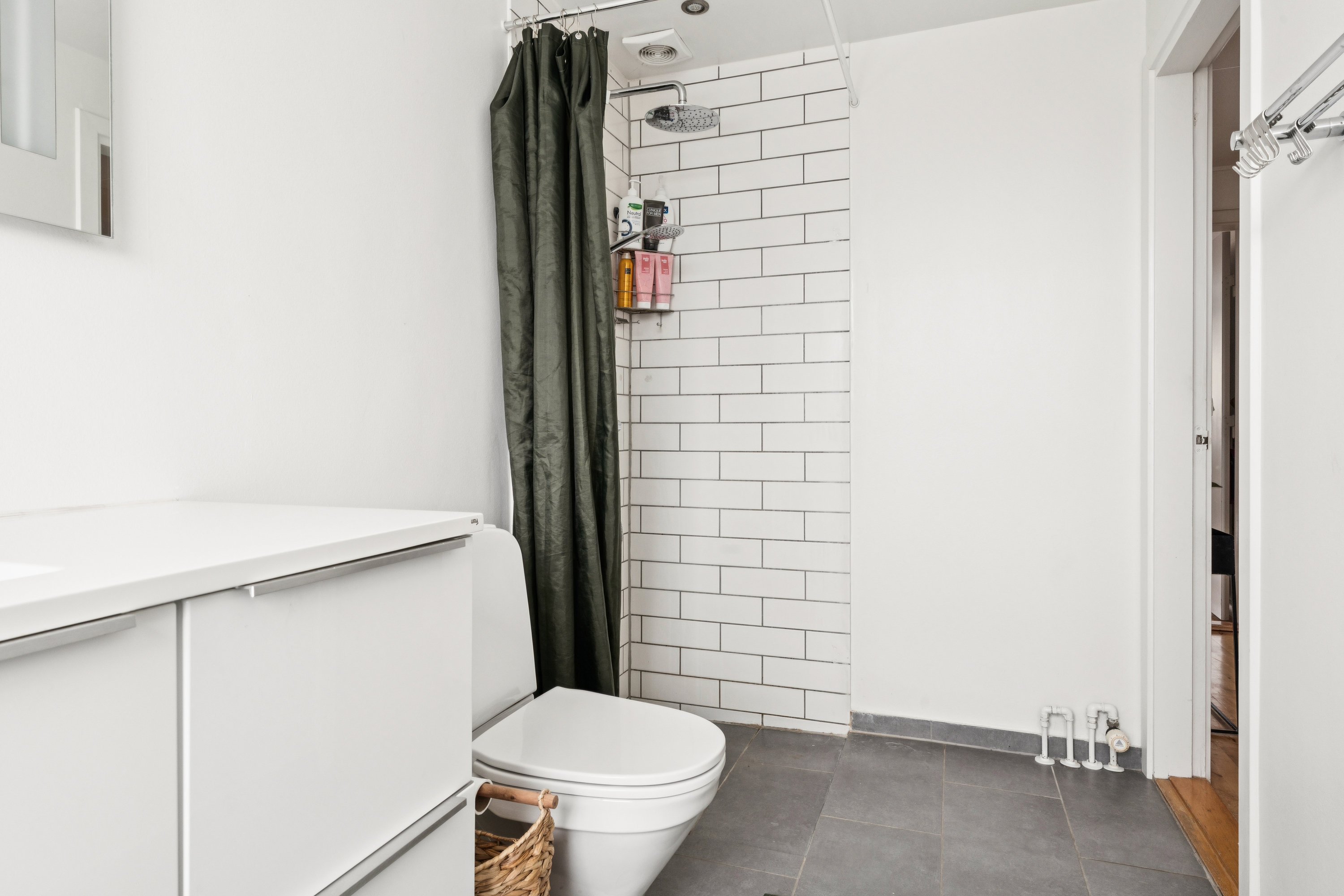 Fremhævet badeværelse billede i fuldskærmstilstand. Billede af Godske Lindenovs Vej 121, Gug, 9210 Aalborg SØ