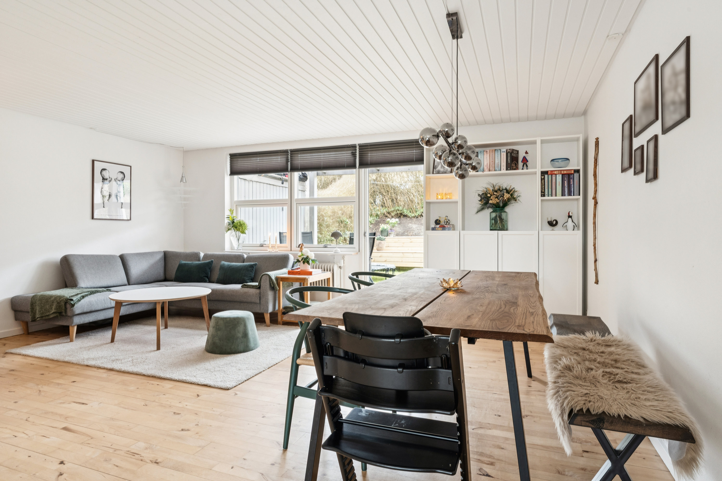 Fremhævet stue billede i fuldskærmstilstand. Billede af Godske Lindenovs Vej 121, Gug, 9210 Aalborg SØ