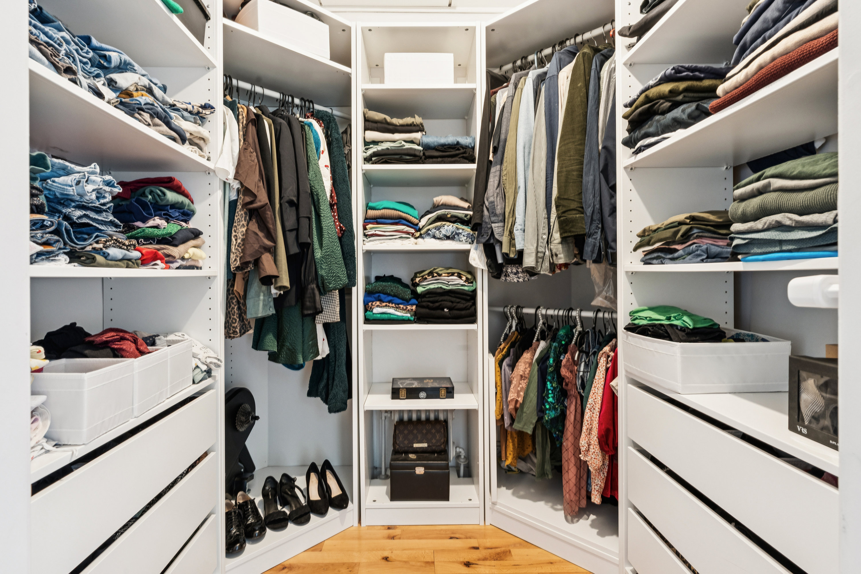 Fremhævet walkin closet billede i fuldskærmstilstand. Billede af Godske Lindenovs Vej 121, Gug, 9210 Aalborg SØ