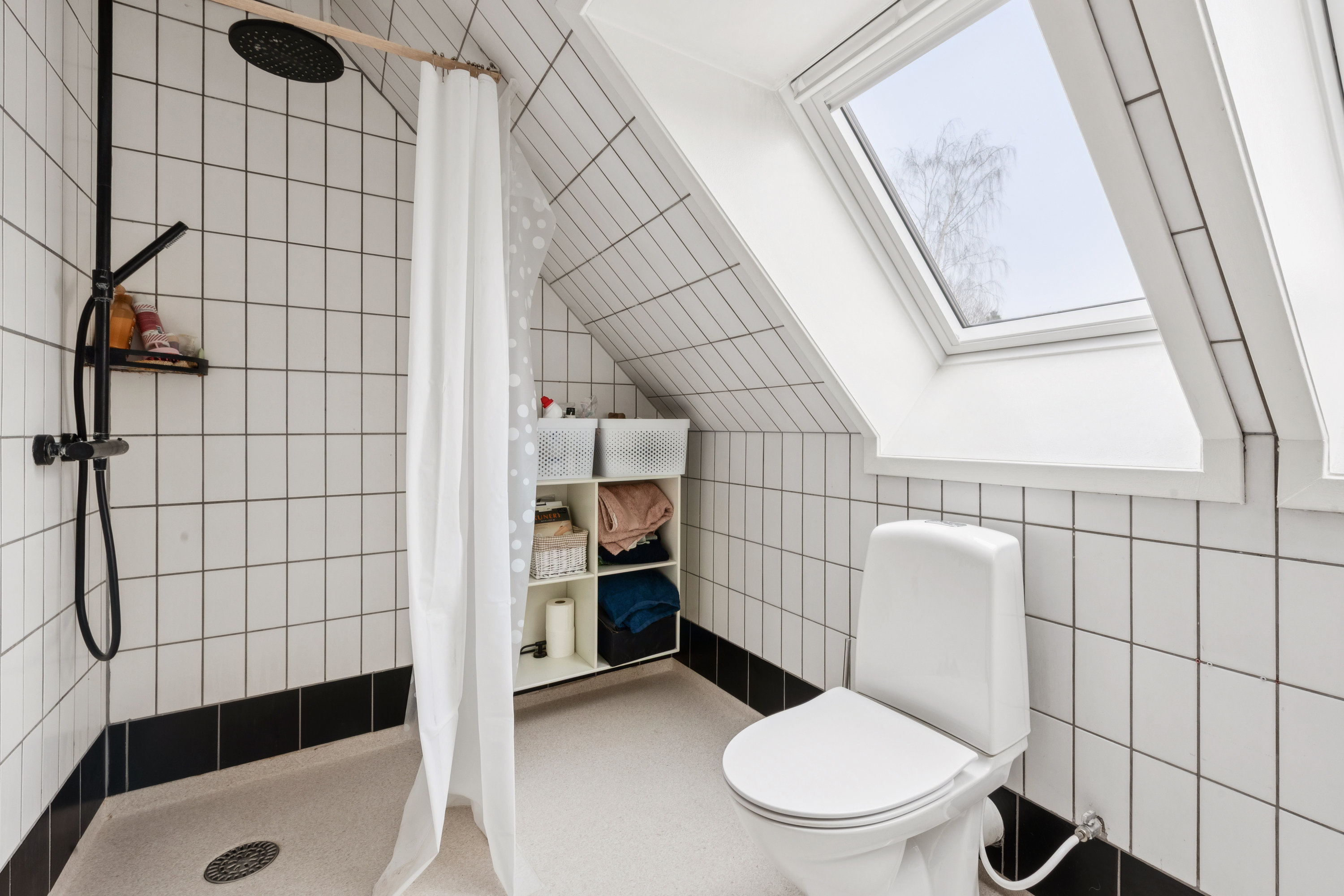 Fremhævet badeværelse billede i fuldskærmstilstand. Billede af Gammelmosevej 317E, 2880 Bagsværd