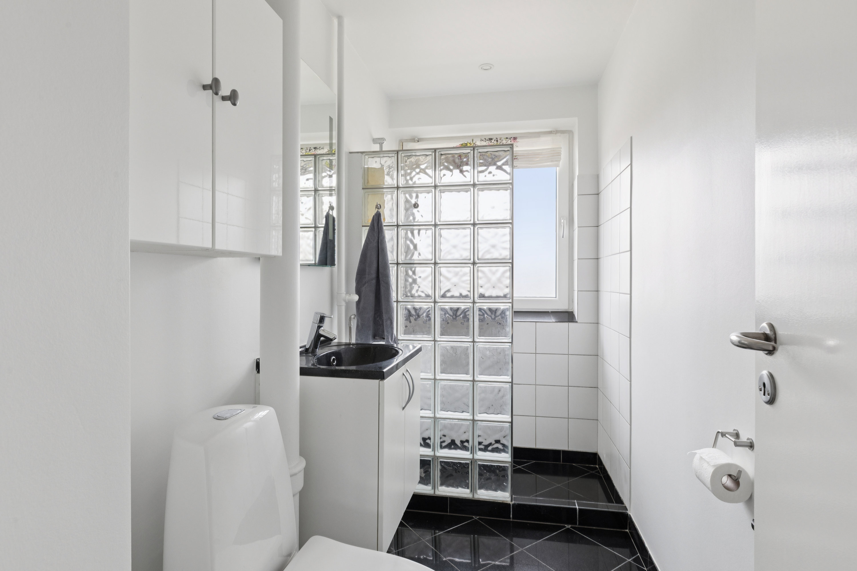 Fremhævet badeværelse billede i fuldskærmstilstand. Billede af Rønnevangshusene 47, 2. tv., 2630 Taastrup