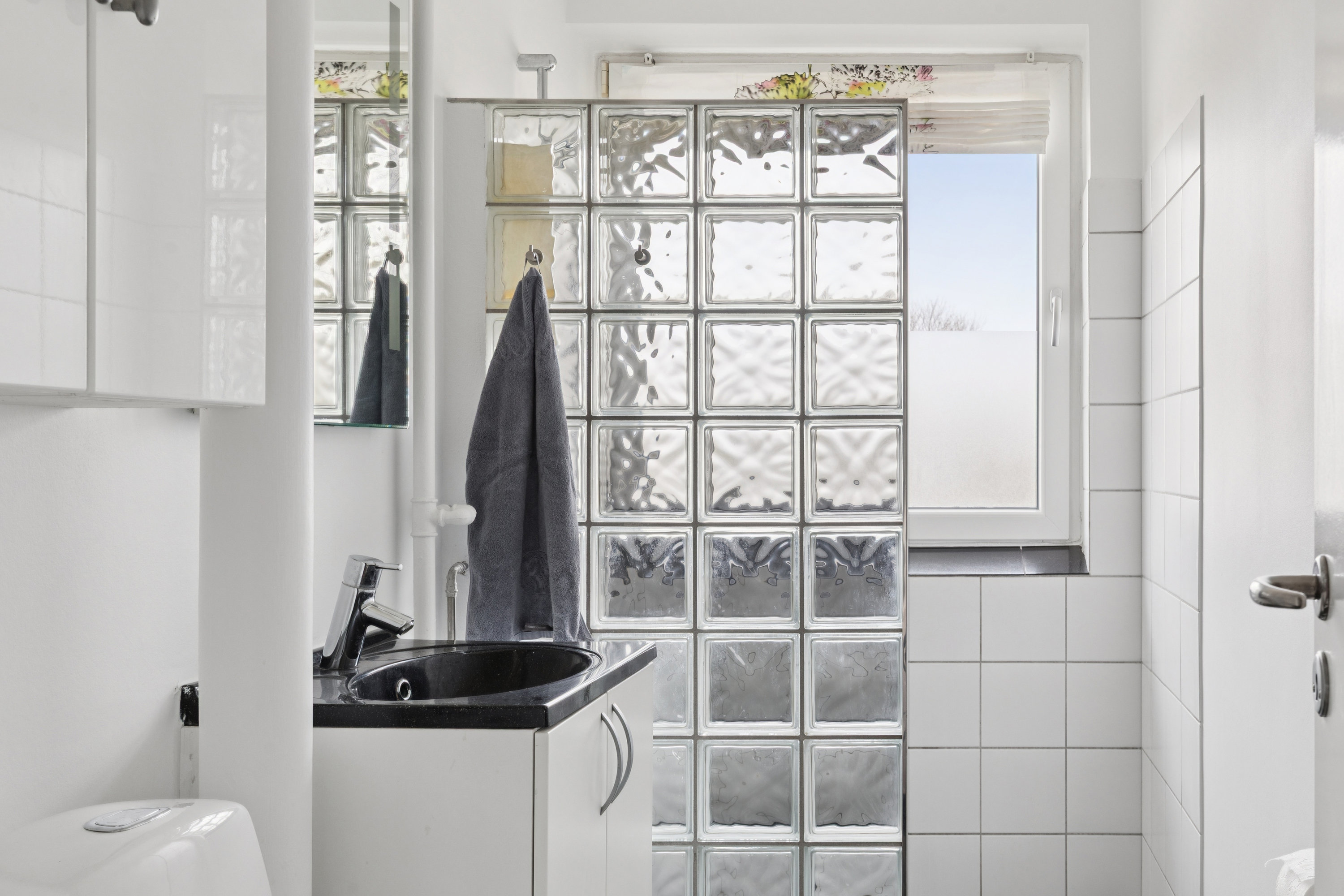 Fremhævet badeværelse billede i fuldskærmstilstand. Billede af Rønnevangshusene 47, 2. tv., 2630 Taastrup