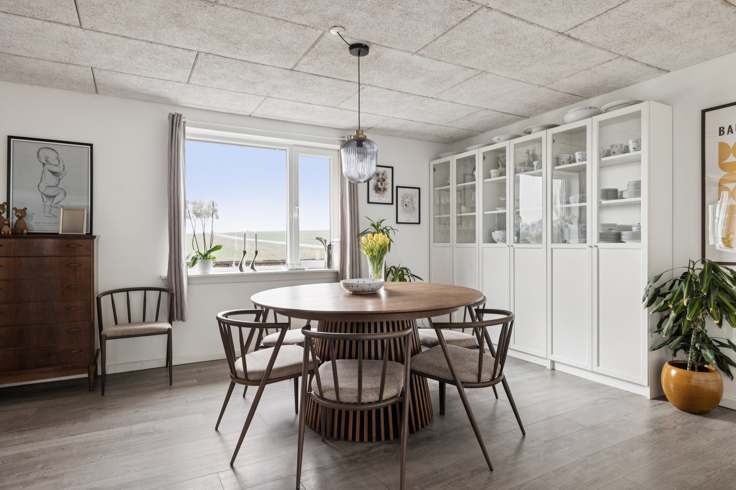 Fremhævet stue billede i fuldskærmstilstand. Billede af Rævebakken 1, 9500 Hobro