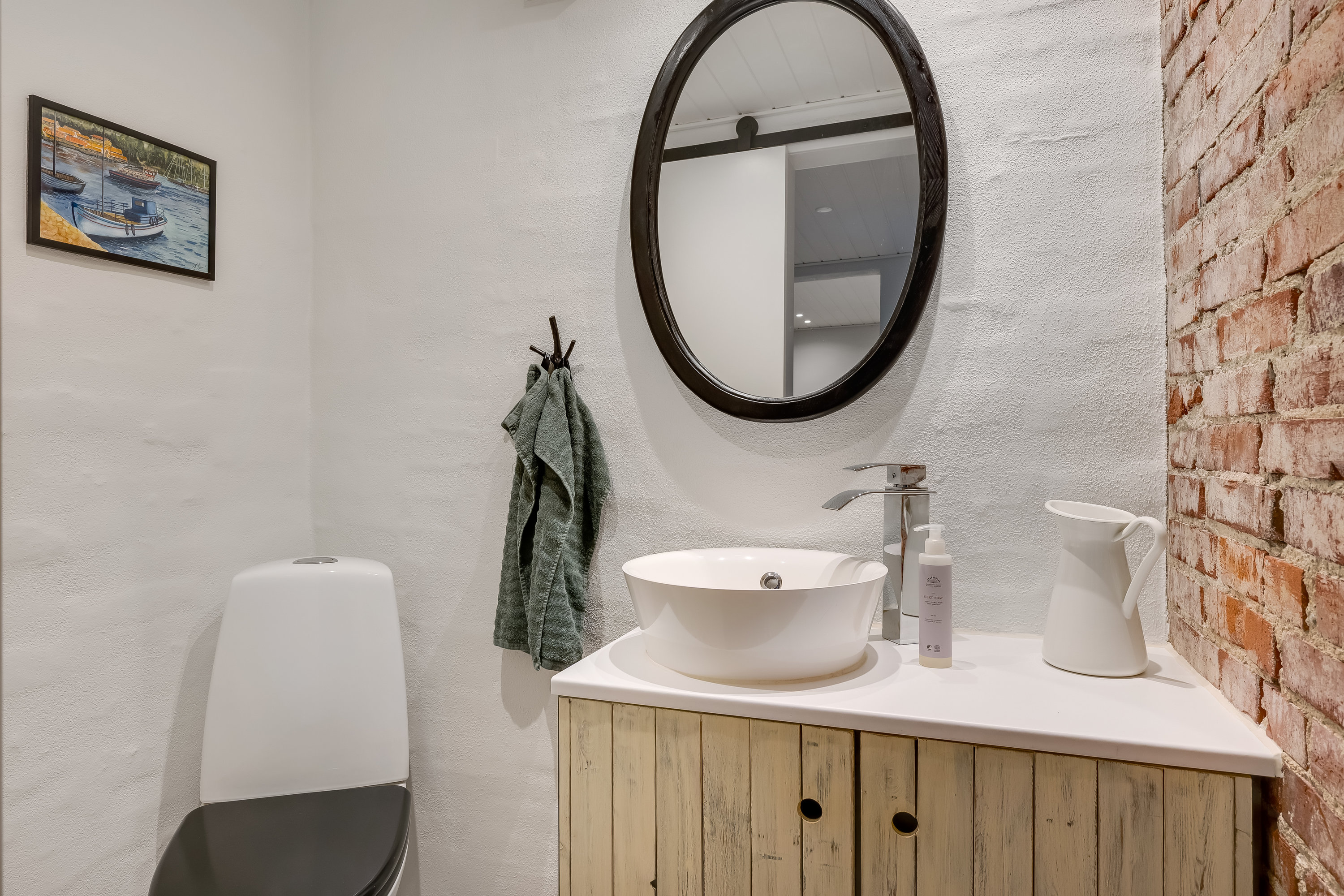 Fremhævet toilet billede i fuldskærmstilstand. Billede af Ved Banen 3, 6800 Varde