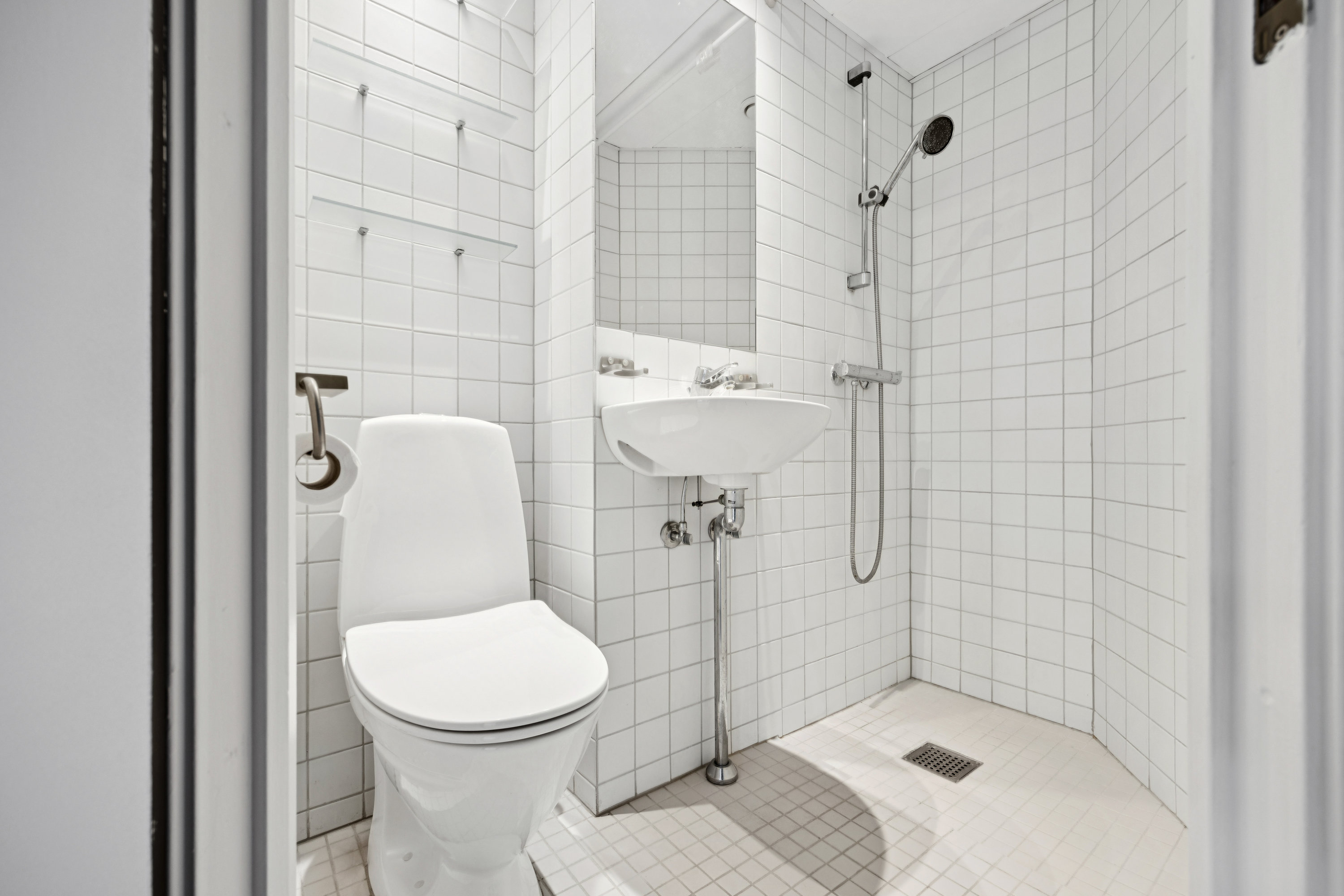 Fremhævet badeværelse billede i fuldskærmstilstand. Billede af Rolfsvej 29, 3. th., 2000 Frederiksberg