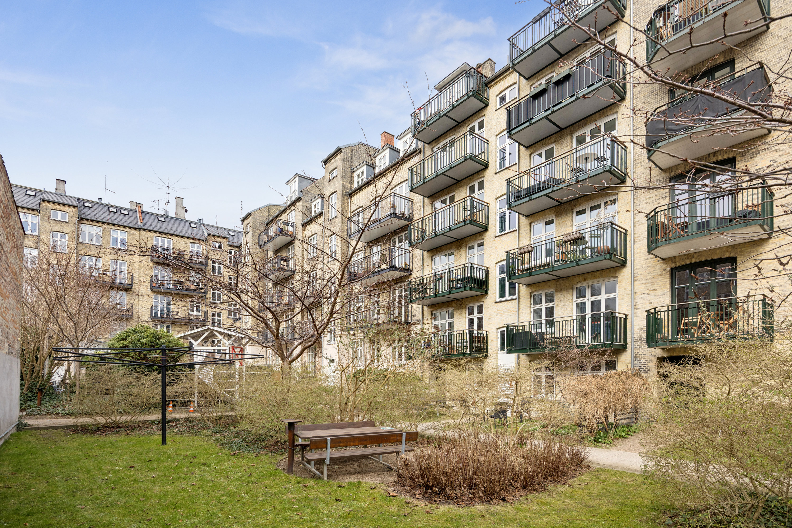 Fremhævet gårdmiljø billede i fuldskærmstilstand. Billede af Rolfsvej 29, 3. th., 2000 Frederiksberg