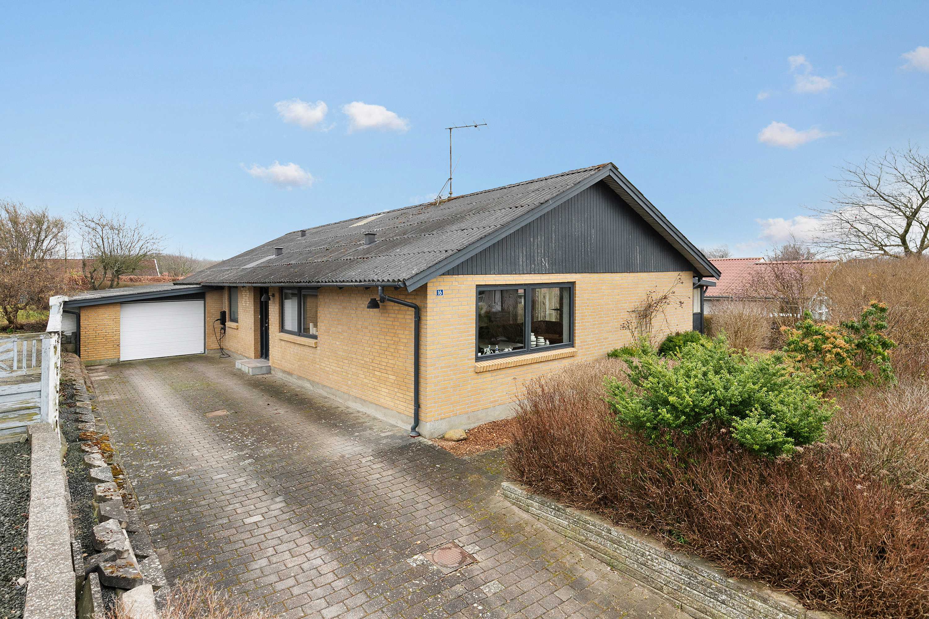 Fremhævet facade billede i fuldskærmstilstand. Billede af Pilevej 16, 9620 Aalestrup