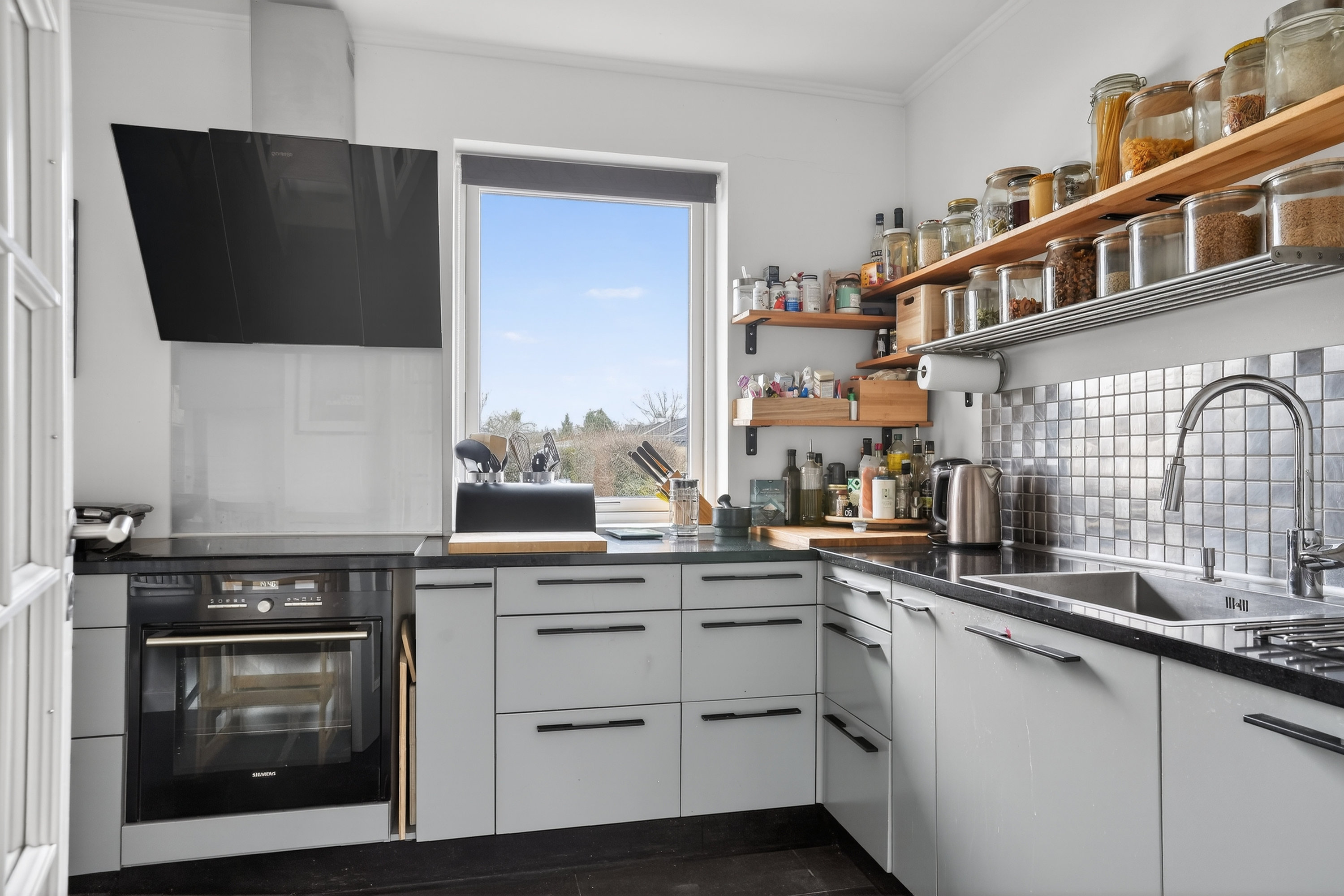 Fremhævet køkken billede i fuldskærmstilstand. Billede af Karabinvej 15, 2860 Søborg