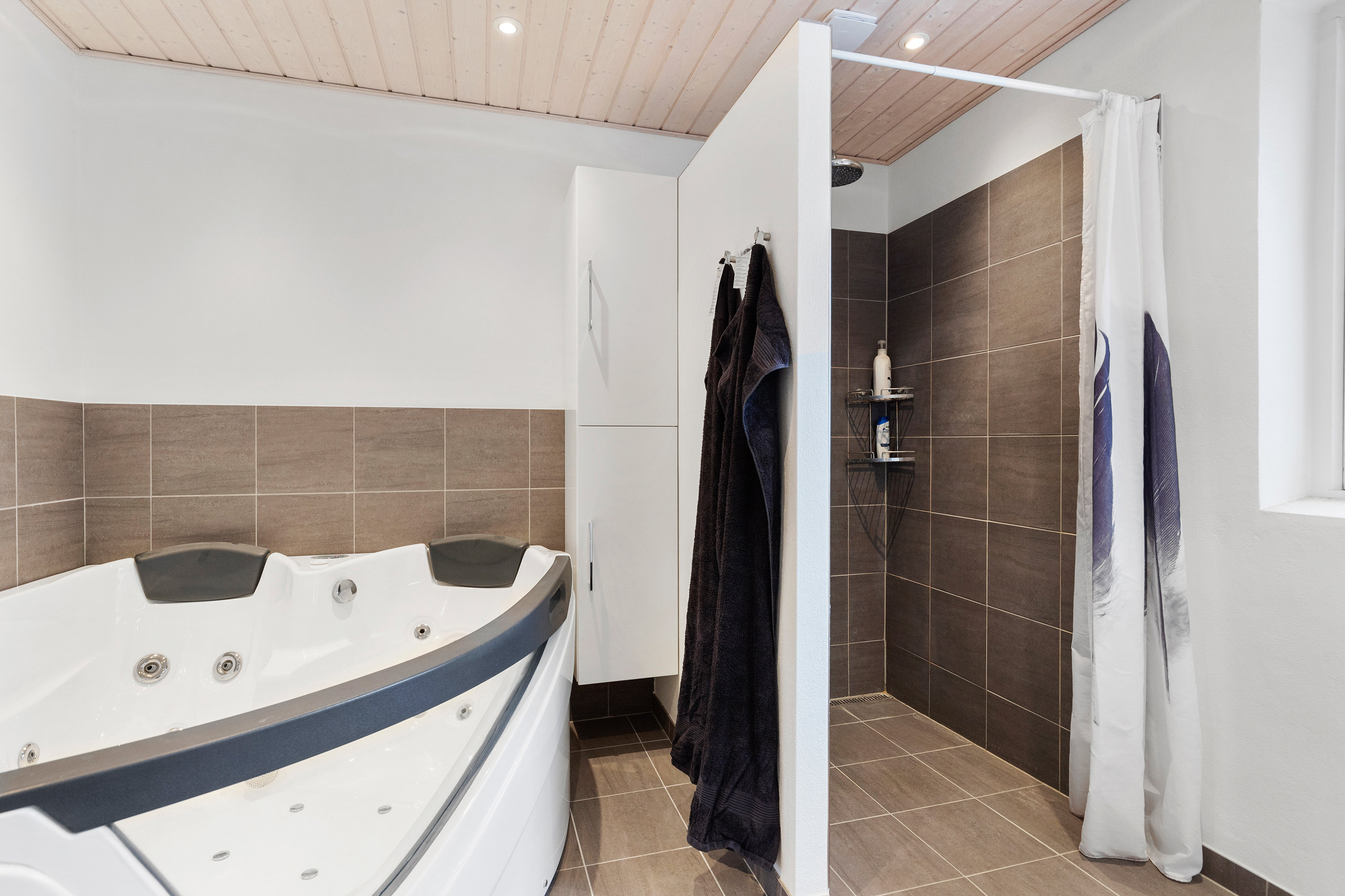 Fremhævet badeværelse billede i fuldskærmstilstand. Billede af Pilevej 16, 9620 Aalestrup