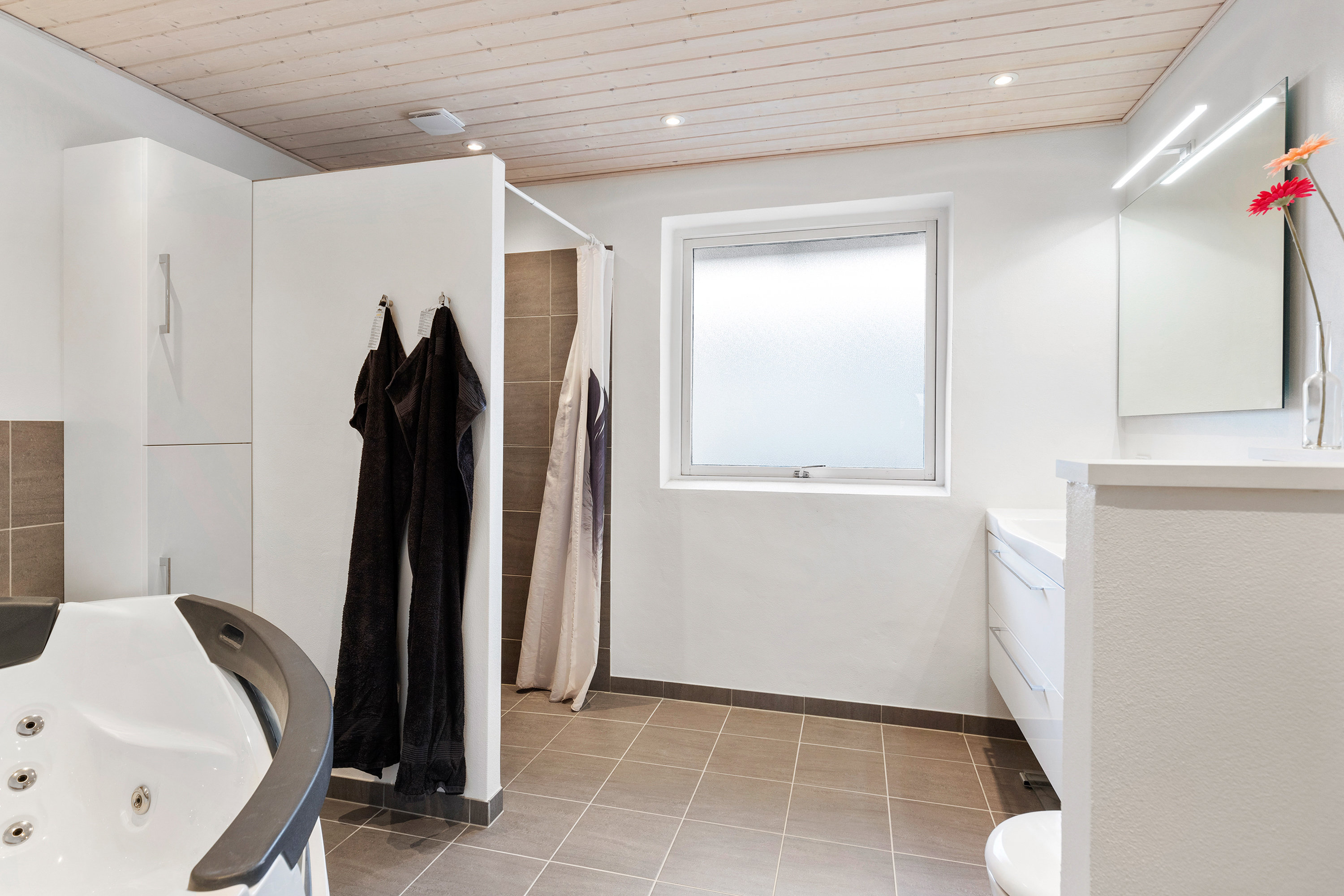 Fremhævet badeværelse billede i fuldskærmstilstand. Billede af Pilevej 16, 9620 Aalestrup