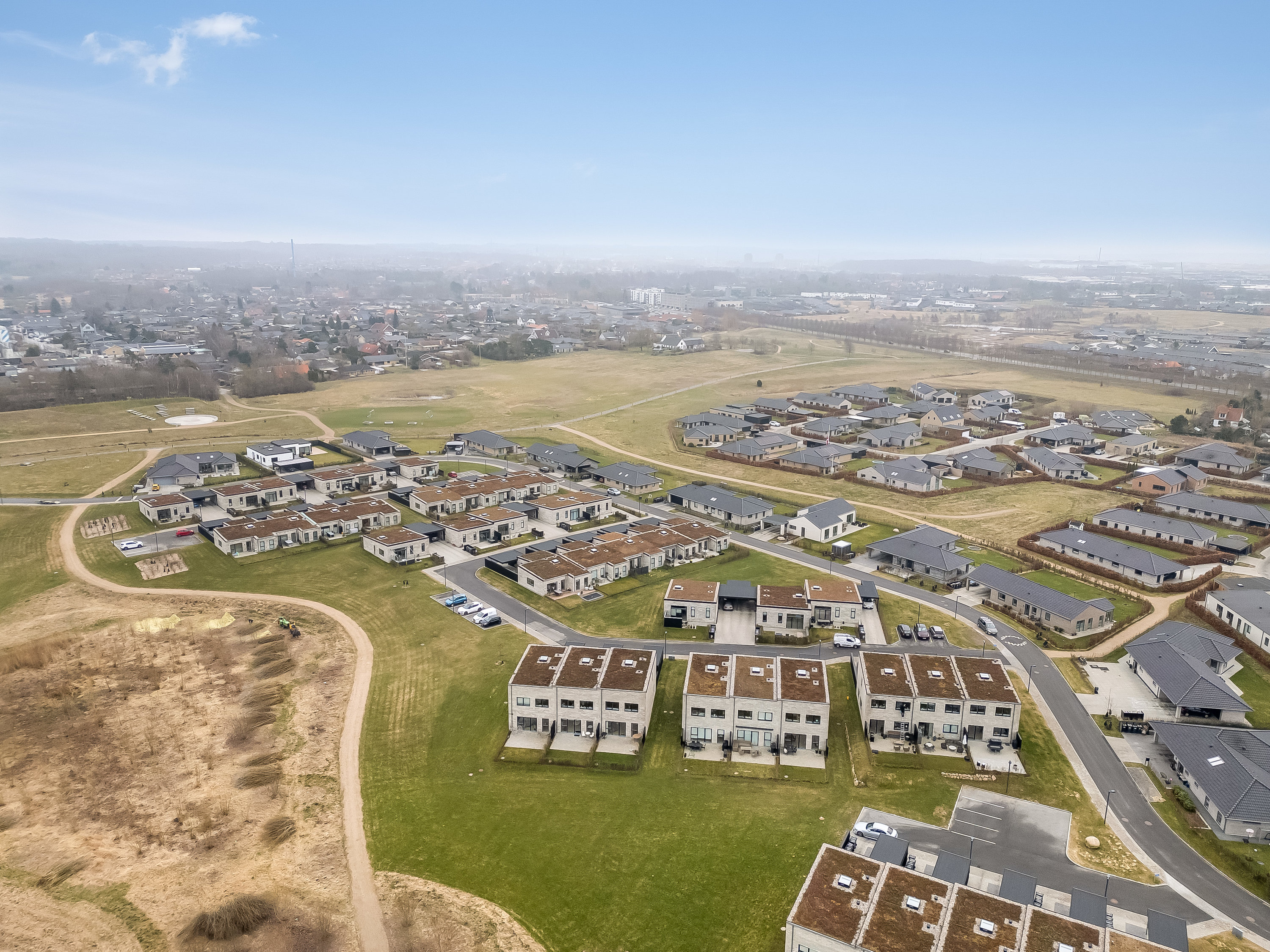 Fremhævet luftfoto billede i fuldskærmstilstand. Billede af Amorbuen 27, 3400 Hillerød