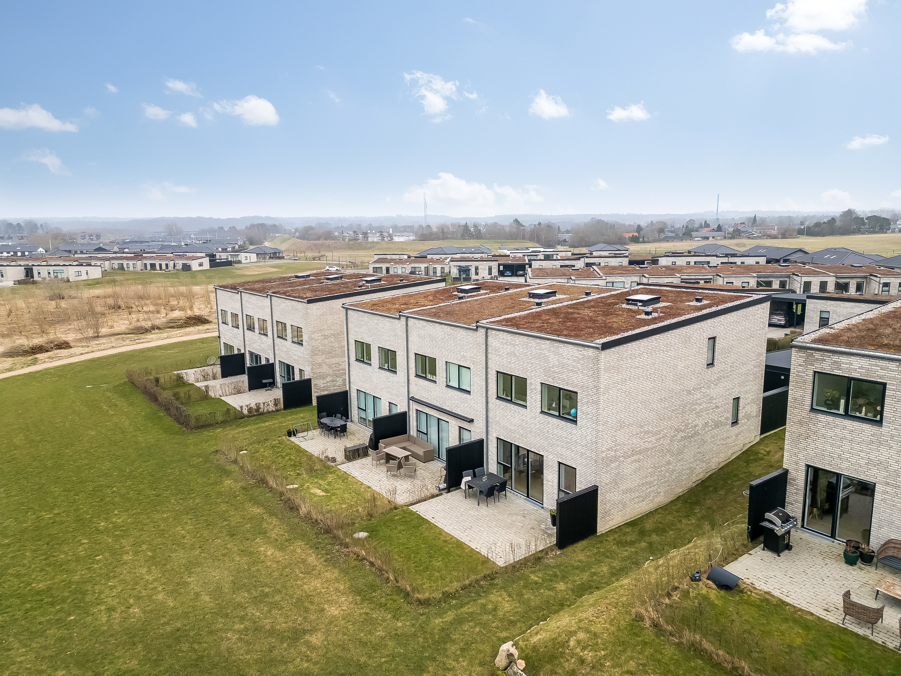 Fremhævet facade billede i fuldskærmstilstand. Billede af Amorbuen 27, 3400 Hillerød