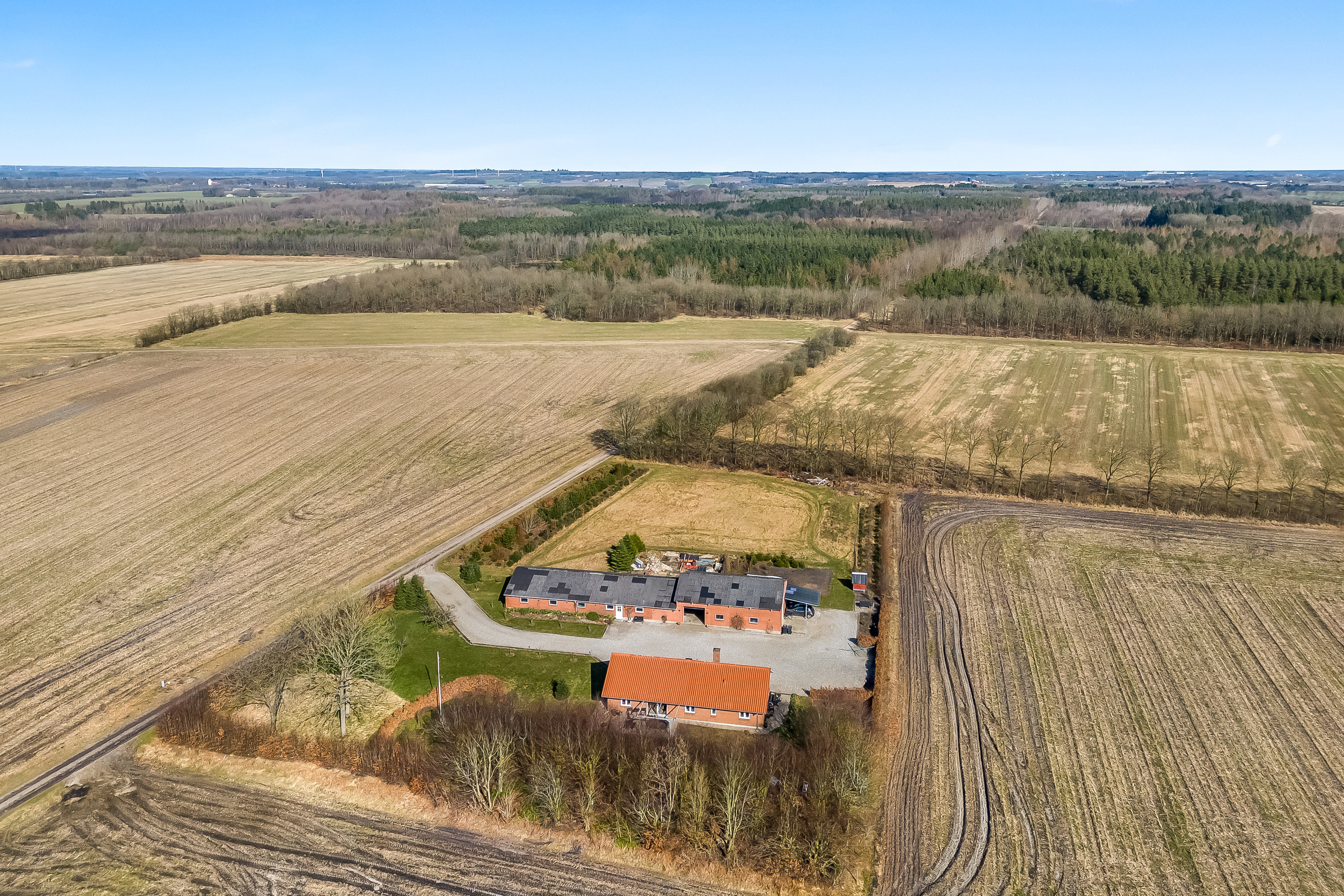 Fremhævet dronebillede billede i fuldskærmstilstand. Billede af Albækvej 8, Fjelstervang, 6920 Videbæk