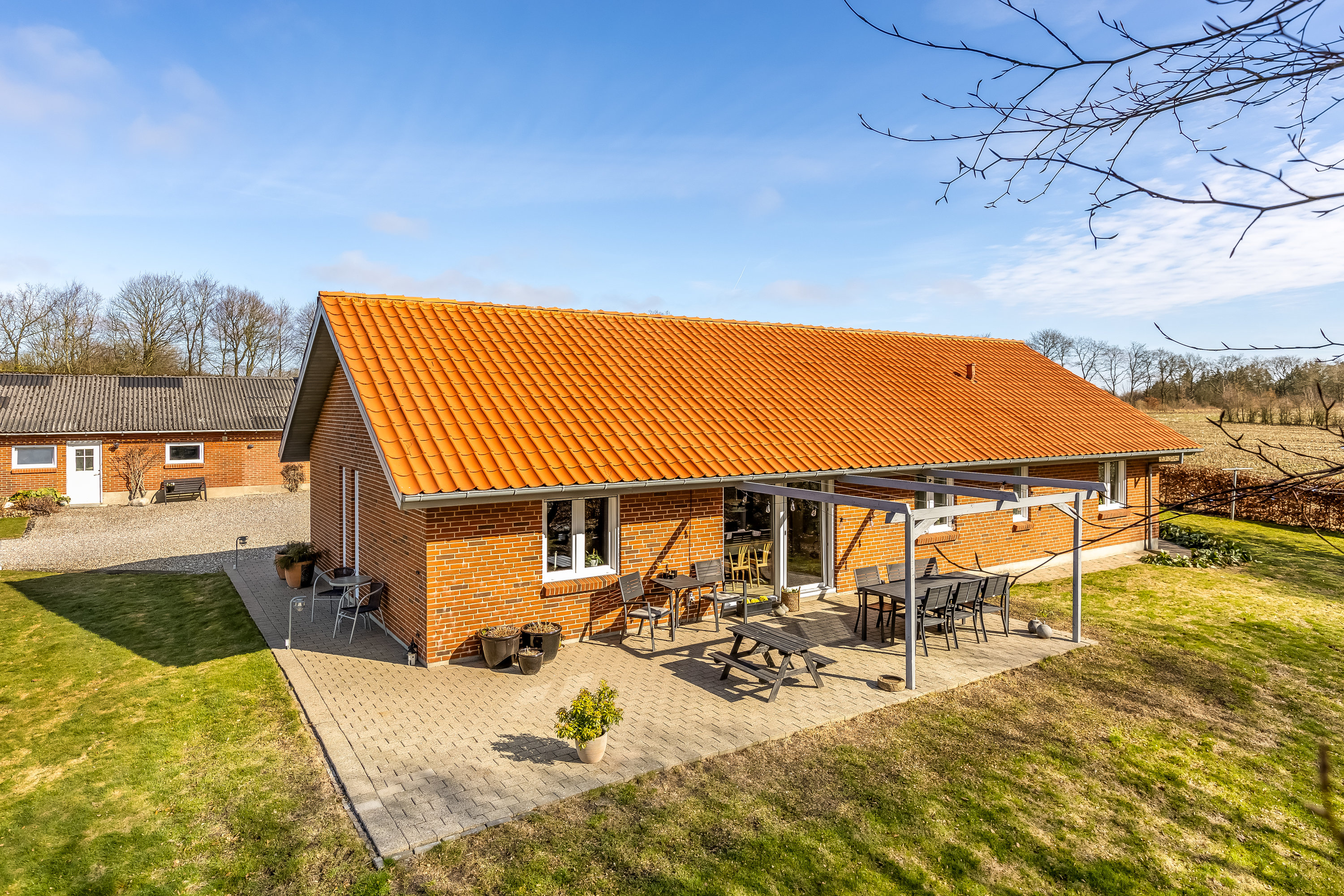 Fremhævet facaden fra haven billede i fuldskærmstilstand. Billede af Albækvej 8, Fjelstervang, 6920 Videbæk