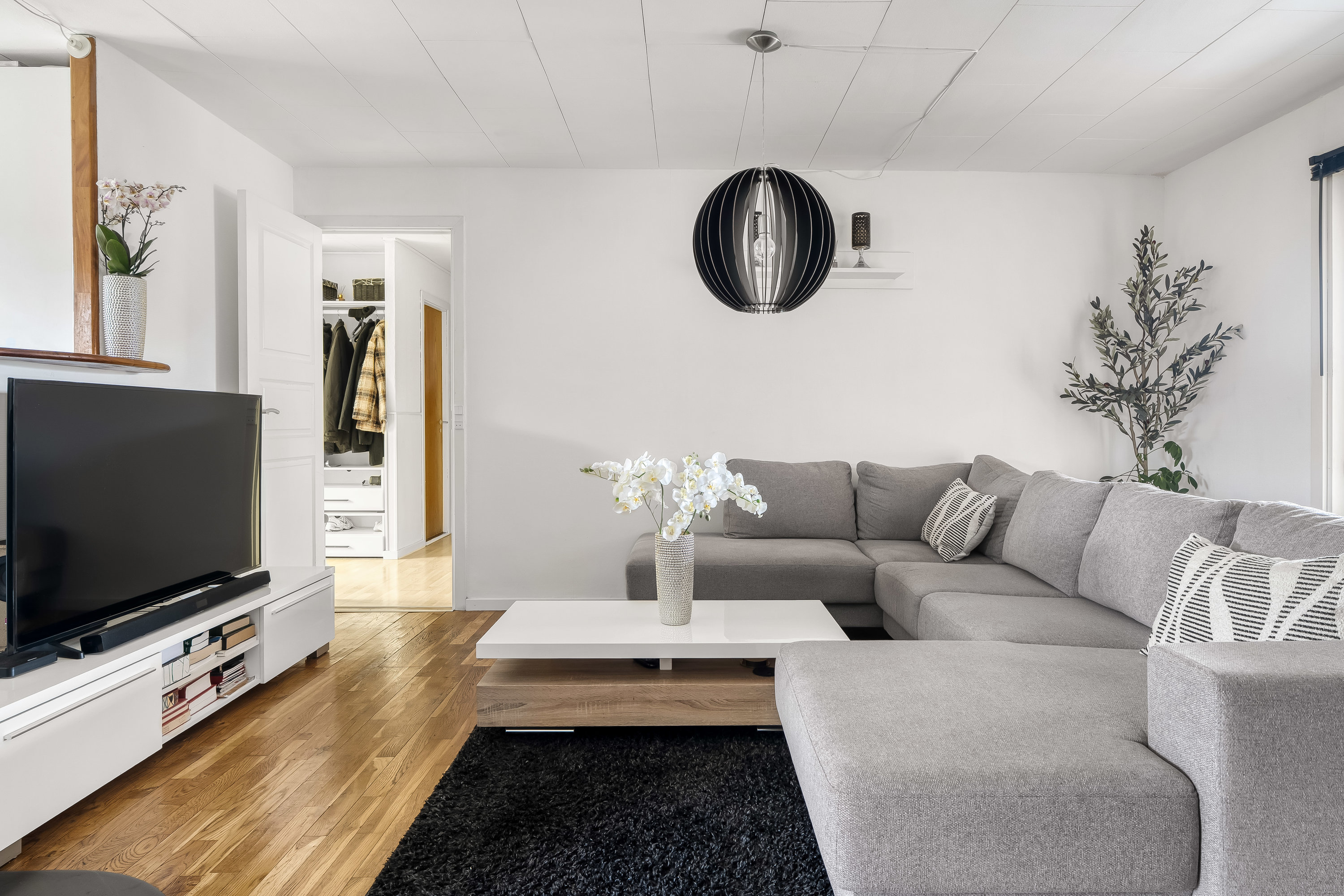 Fremhævet stue billede i fuldskærmstilstand. Billede af Holmegårdsparken 42, Store Lyngby, 3320 Skævinge