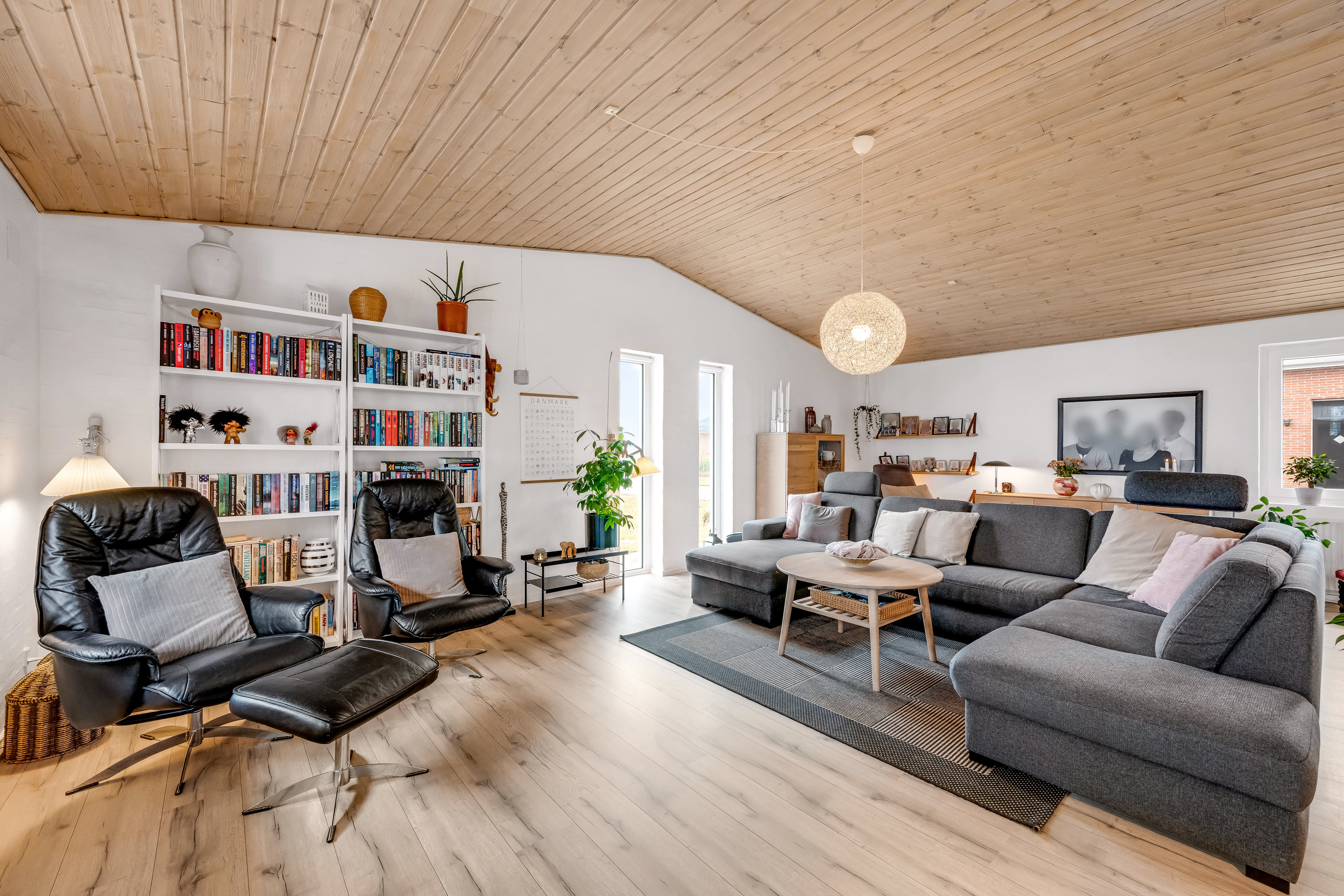 Fremhævet stue billede i fuldskærmstilstand. Billede af Albækvej 8, Fjelstervang, 6920 Videbæk