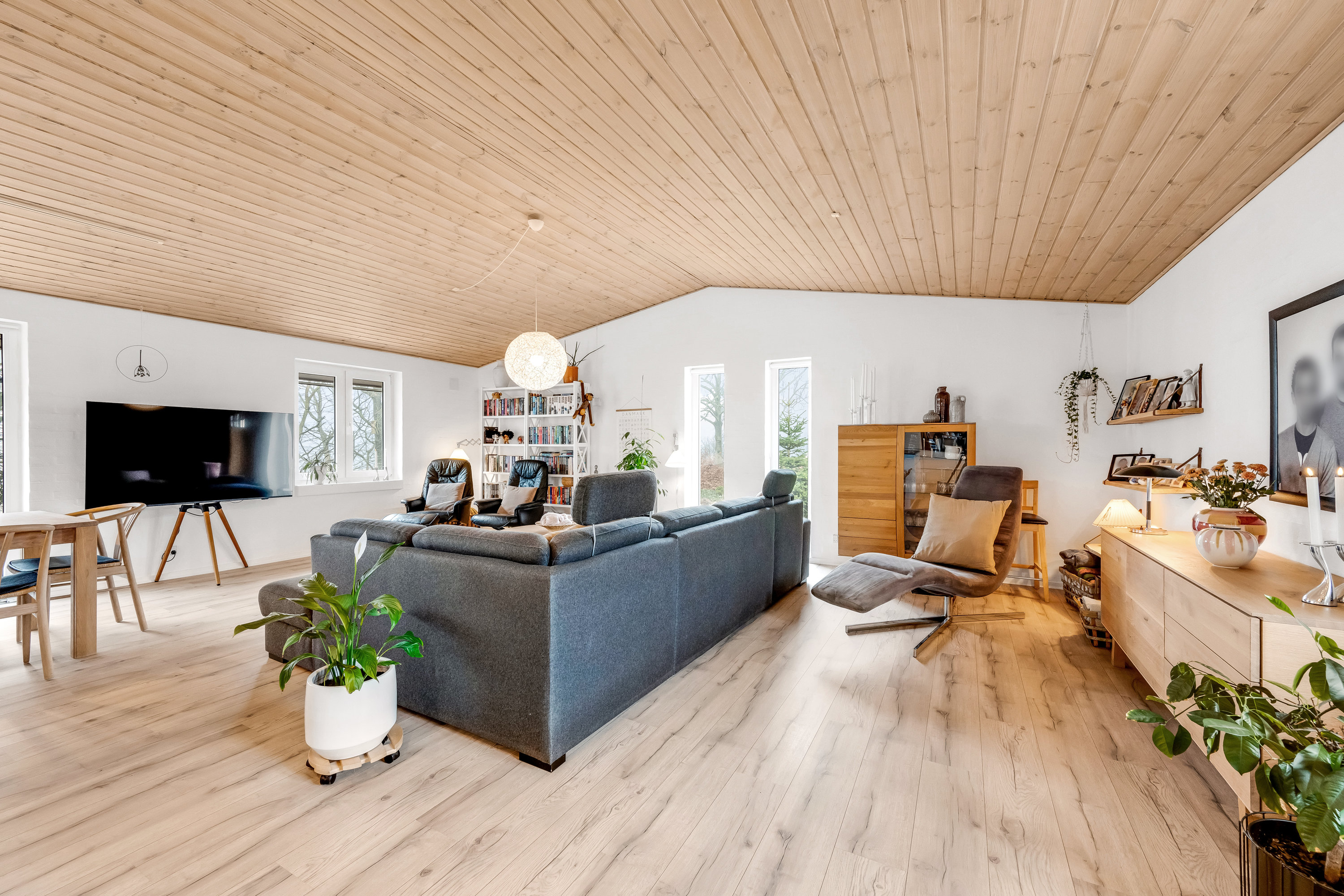 Fremhævet stue billede i fuldskærmstilstand. Billede af Albækvej 8, Fjelstervang, 6920 Videbæk