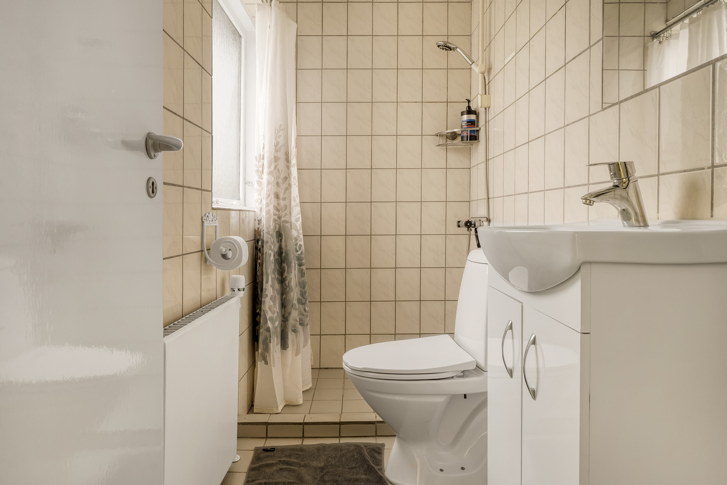 Fremhævet badeværelse billede i fuldskærmstilstand. Billede af Holmegårdsparken 42, Store Lyngby, 3320 Skævinge