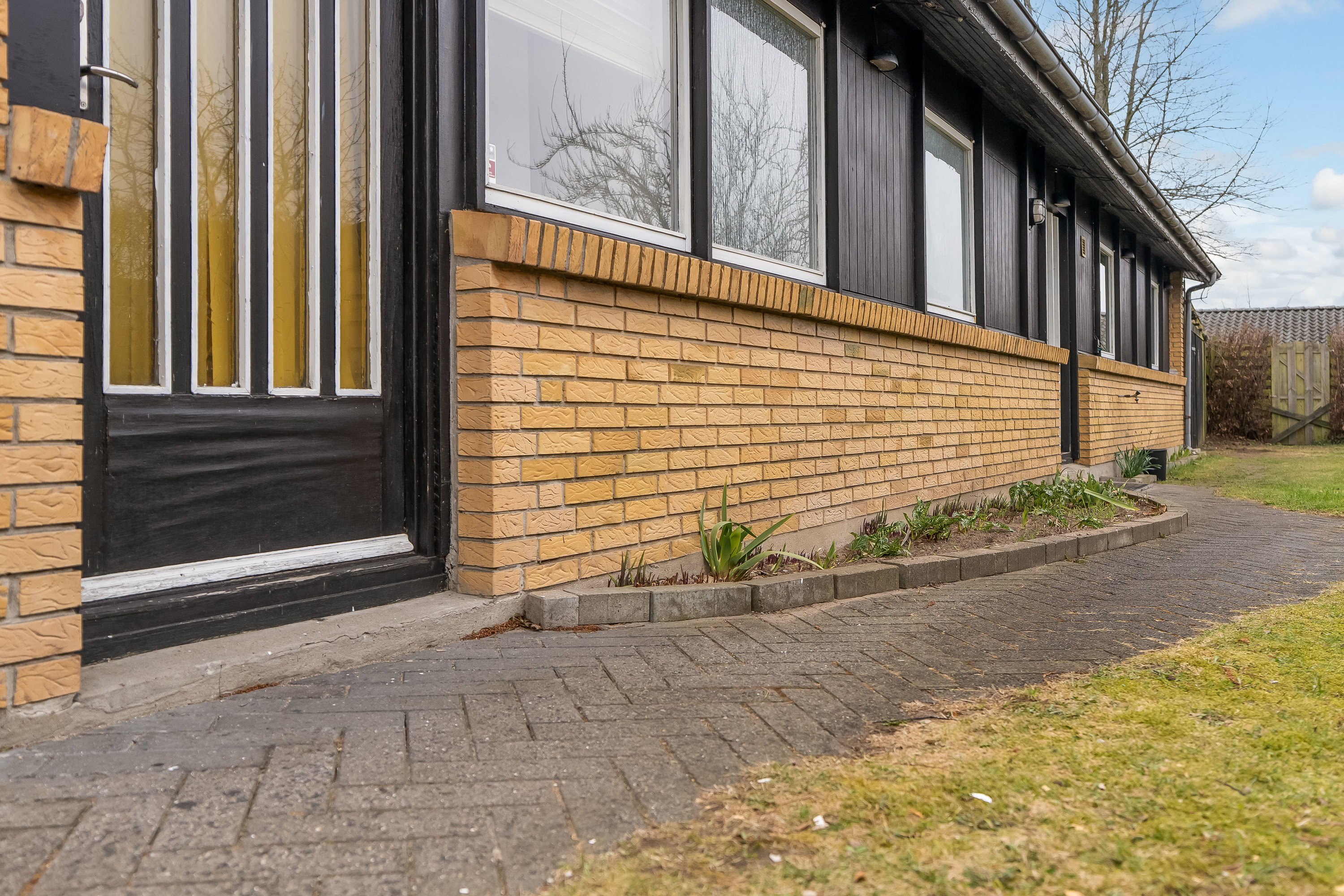 Fremhævet facade billede i fuldskærmstilstand. Billede af Holmegårdsparken 42, Store Lyngby, 3320 Skævinge