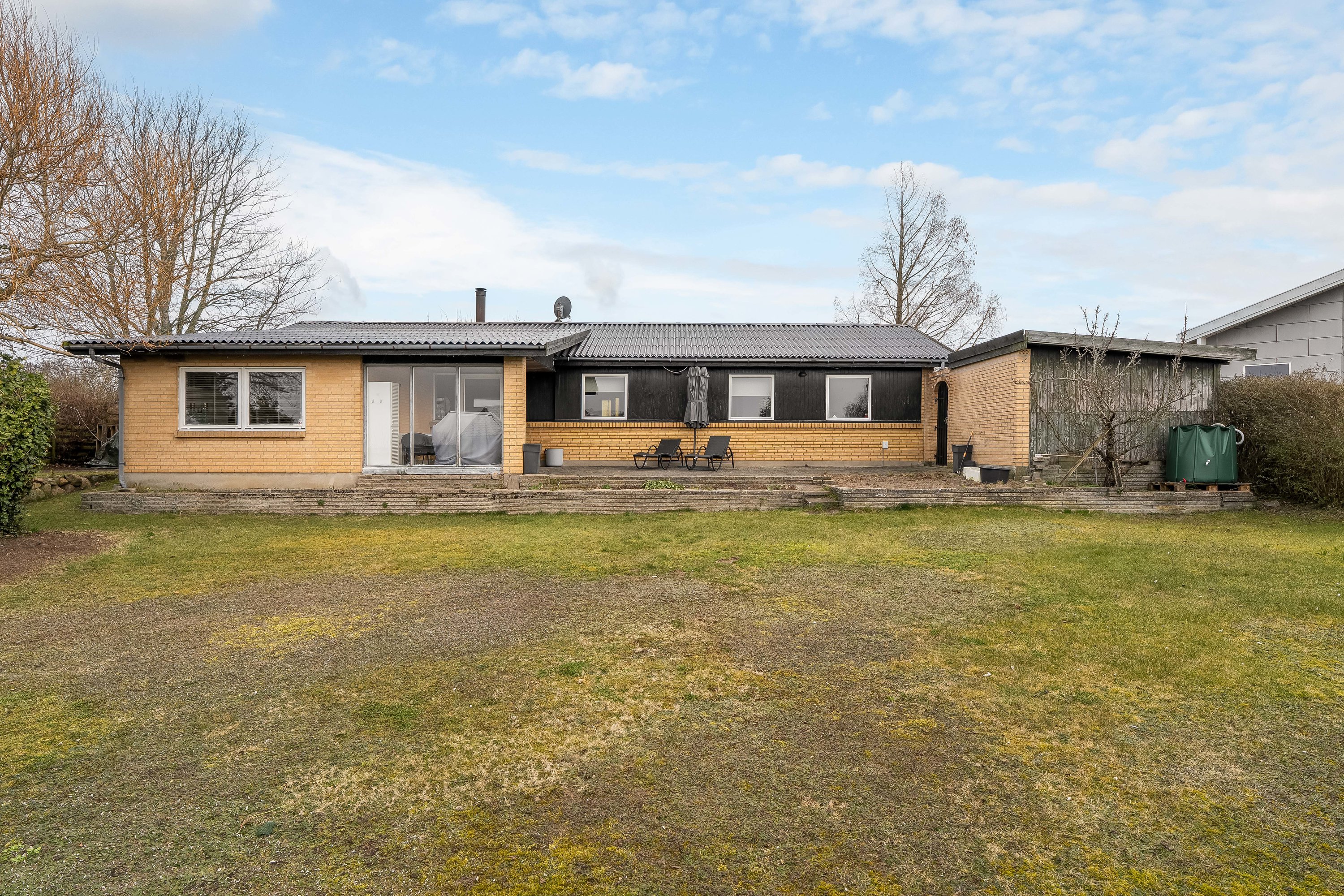 Fremhævet facade billede i fuldskærmstilstand. Billede af Holmegårdsparken 42, Store Lyngby, 3320 Skævinge