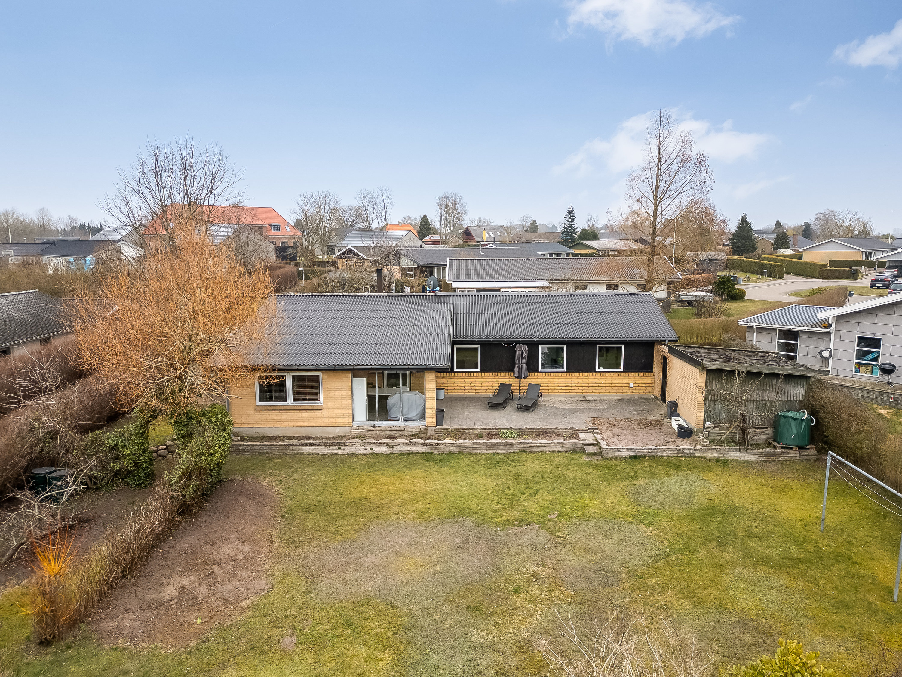 Fremhævet facade billede i fuldskærmstilstand. Billede af Holmegårdsparken 42, Store Lyngby, 3320 Skævinge