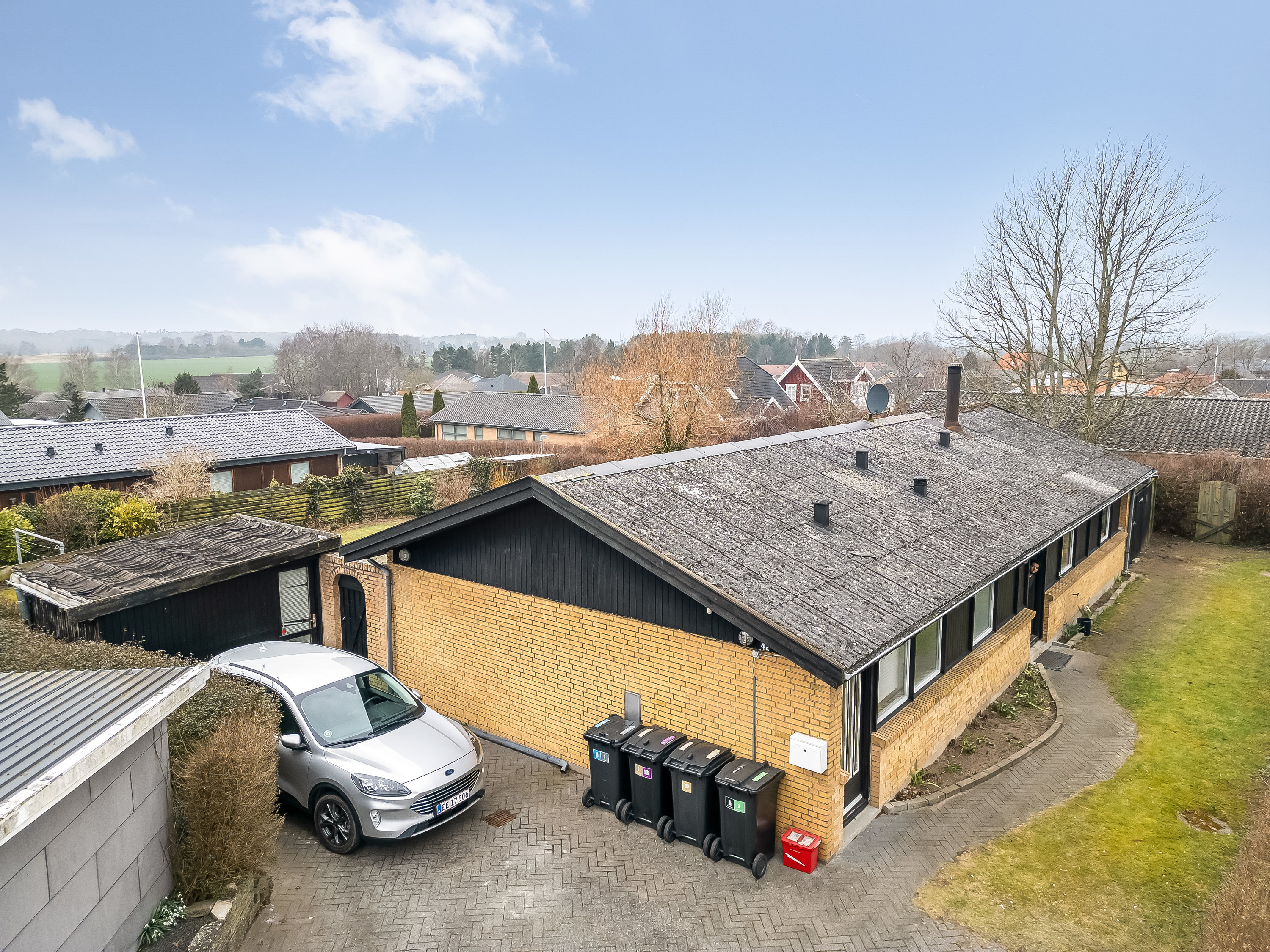 Fremhævet facade billede i fuldskærmstilstand. Billede af Holmegårdsparken 42, Store Lyngby, 3320 Skævinge