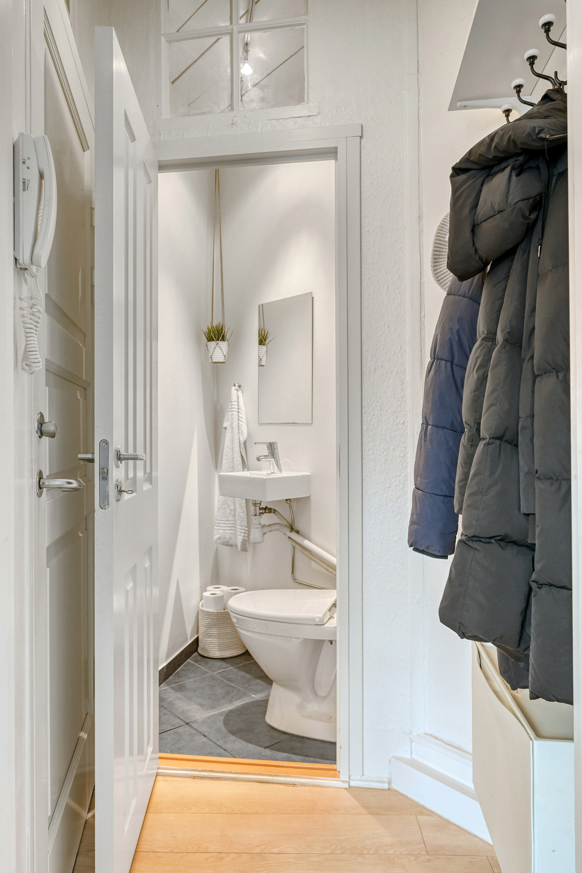 Fremhævet toilet billede i fuldskærmstilstand. Billede af Spangsbjerggade 3, 1. th., 6700 Esbjerg