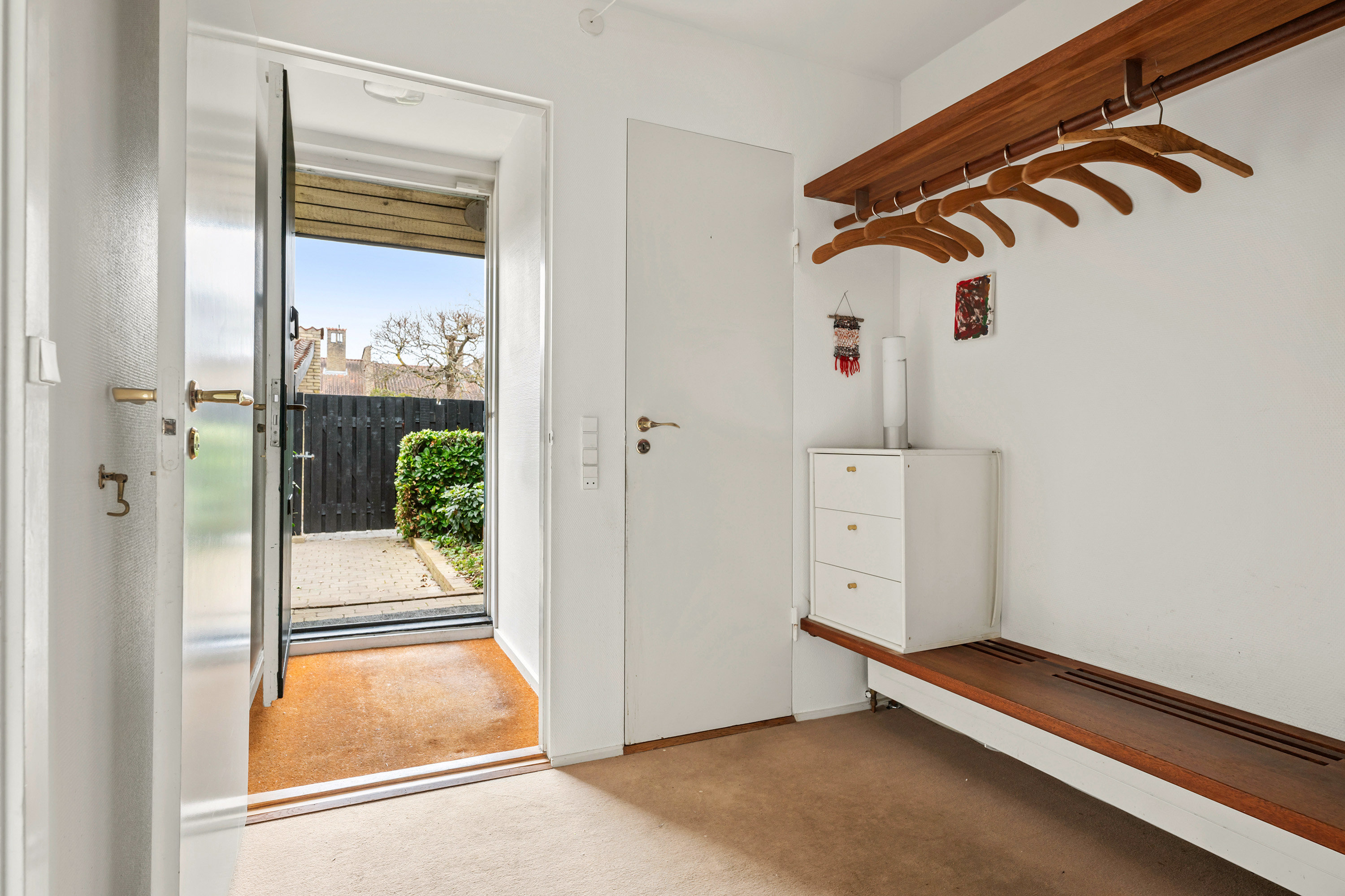 Fremhævet entré billede i fuldskærmstilstand. Billede af Kirstineparken 1, 2970 Hørsholm